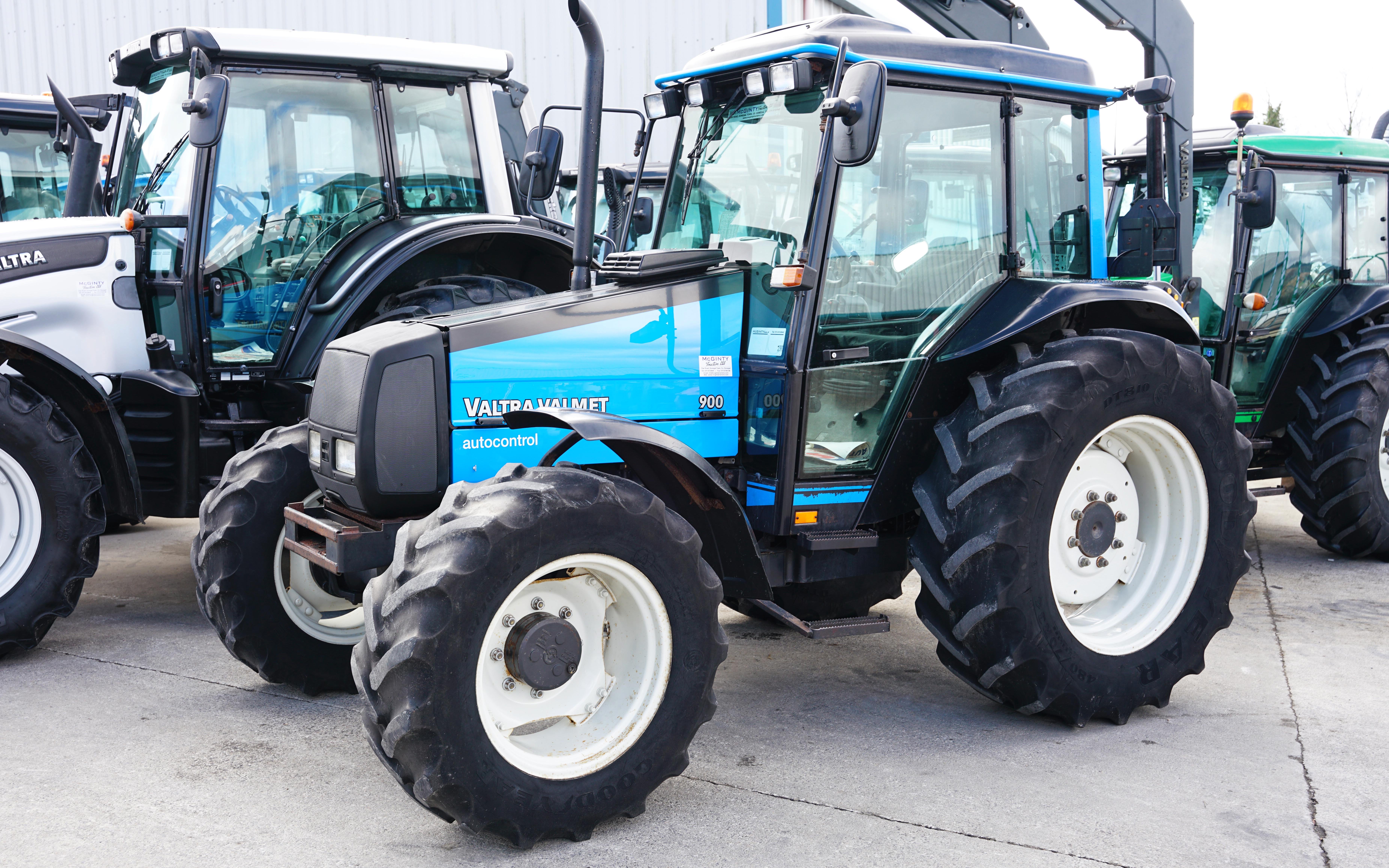 Despite having 7,500 hours on the clock, this Valtra 900 remains in good condition and will easily sell according to Kevin Ward