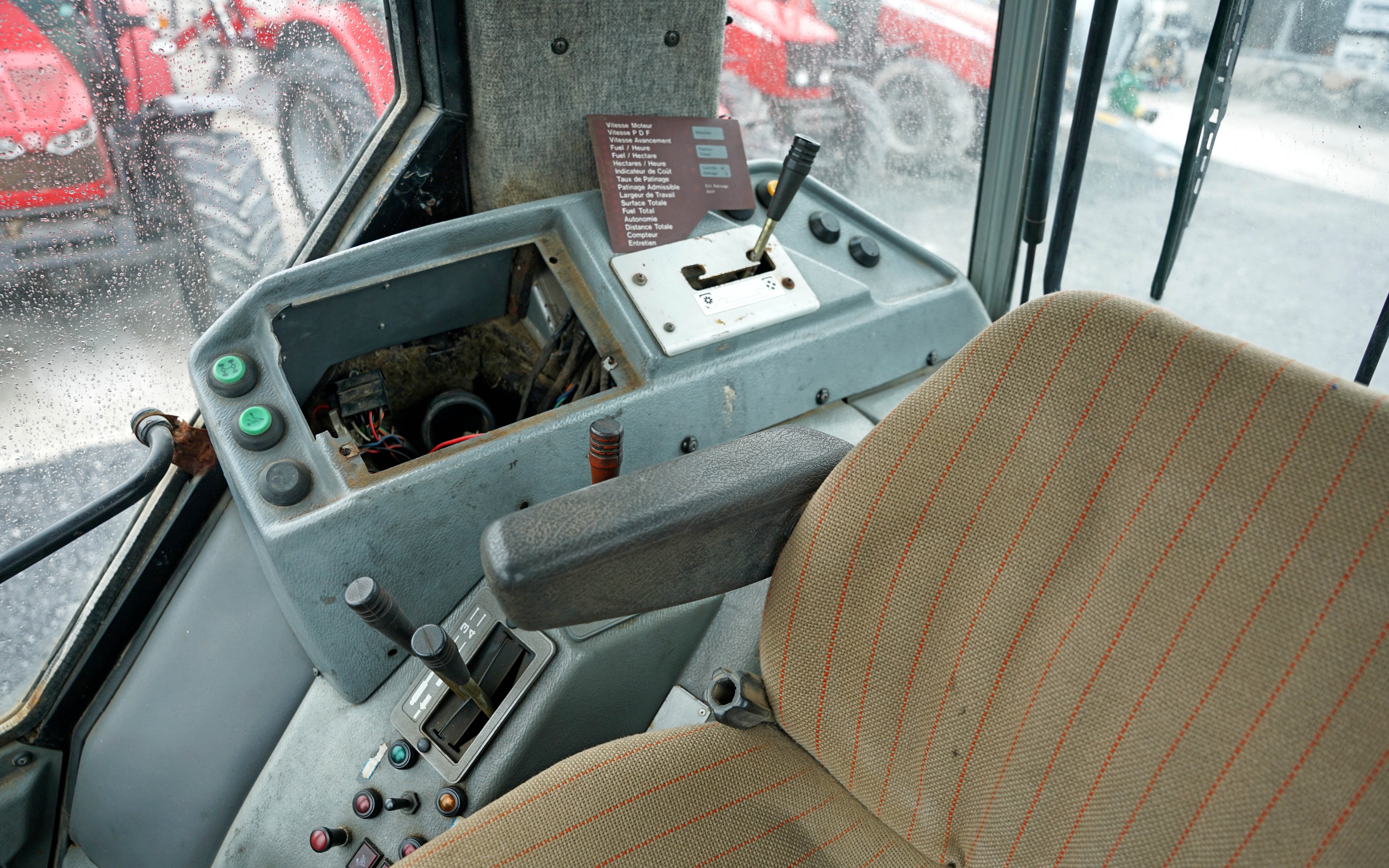 The interior is faded but little worn. The switching for the steering modes is mounted below the spool valve levers