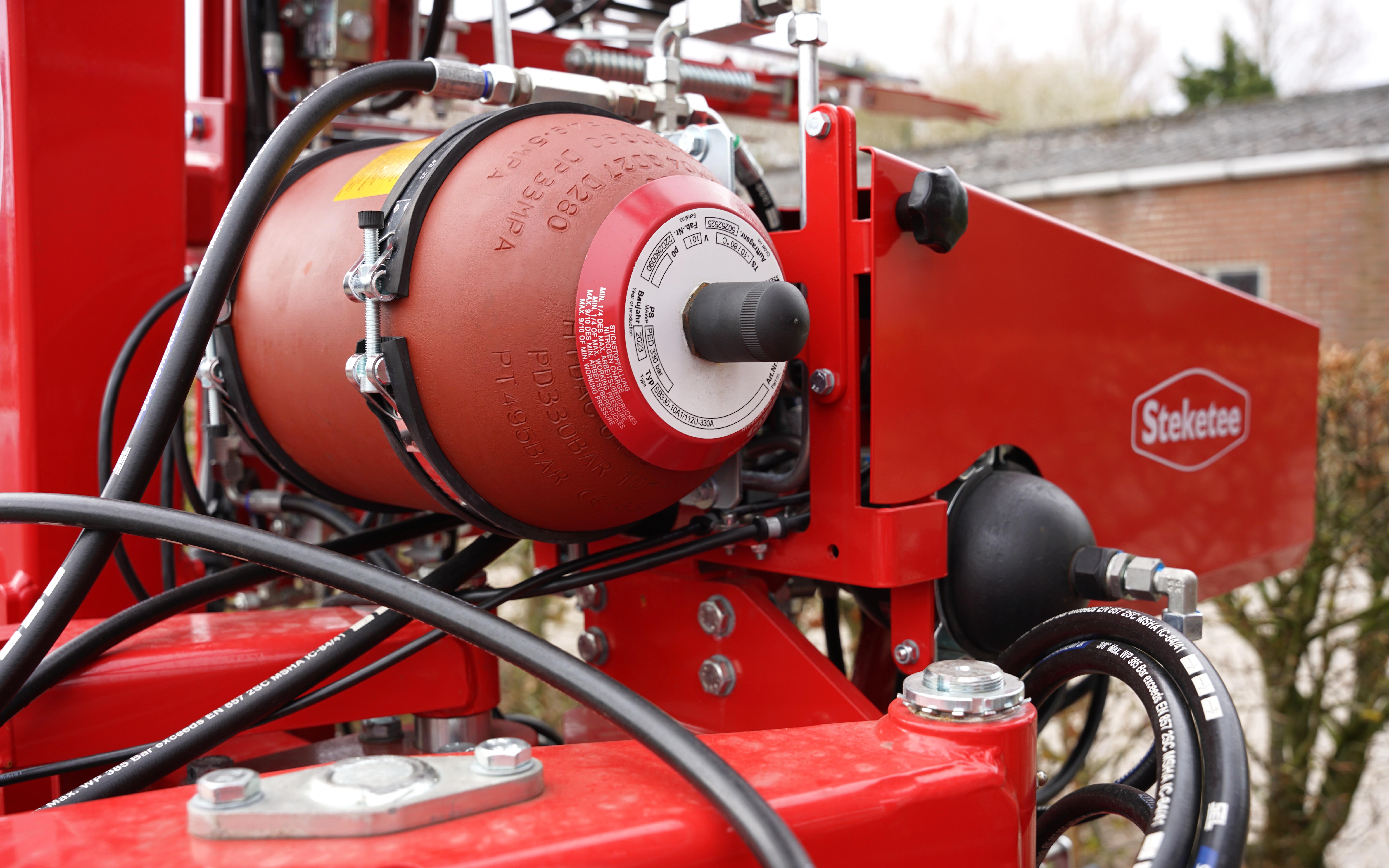 Pressure accumulator is used to raise the individual hoeing units on machines with section control