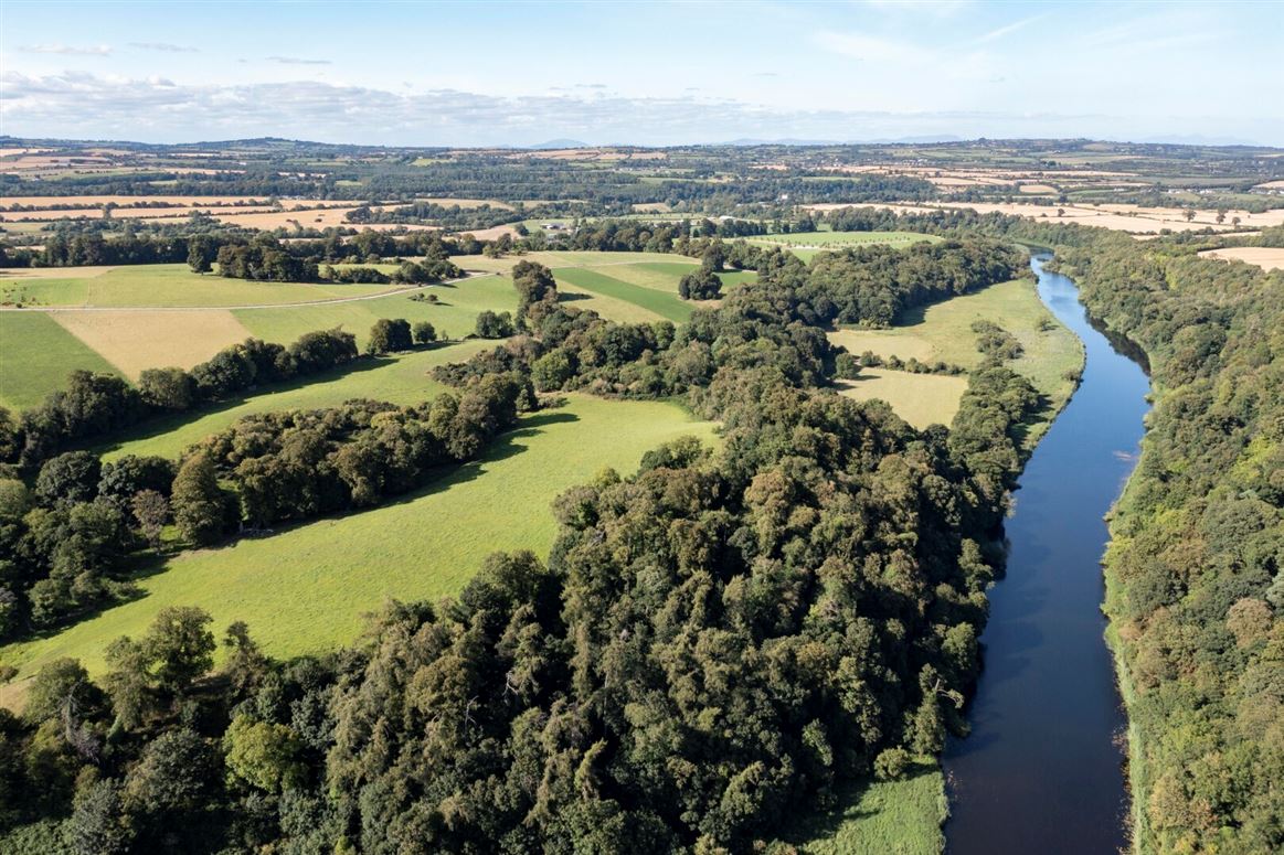 There is over 3.3km of frontage onto the River Boyne