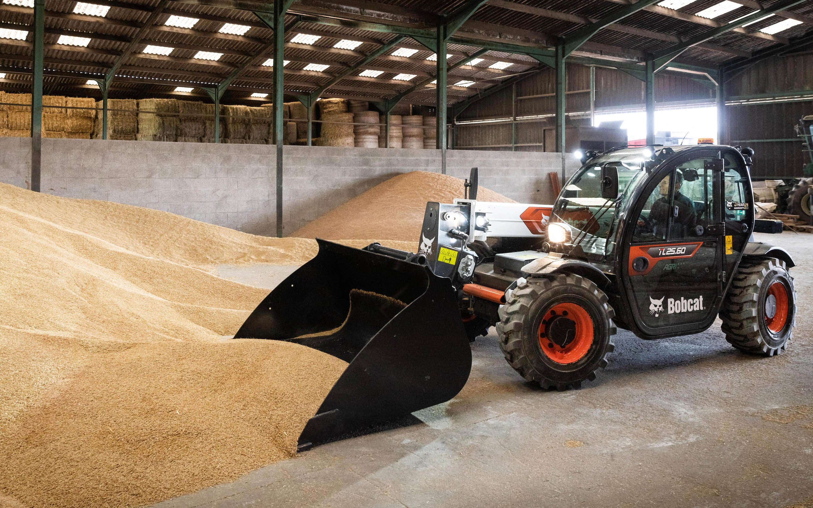 The TL25.60 Agri can lift 2.5t