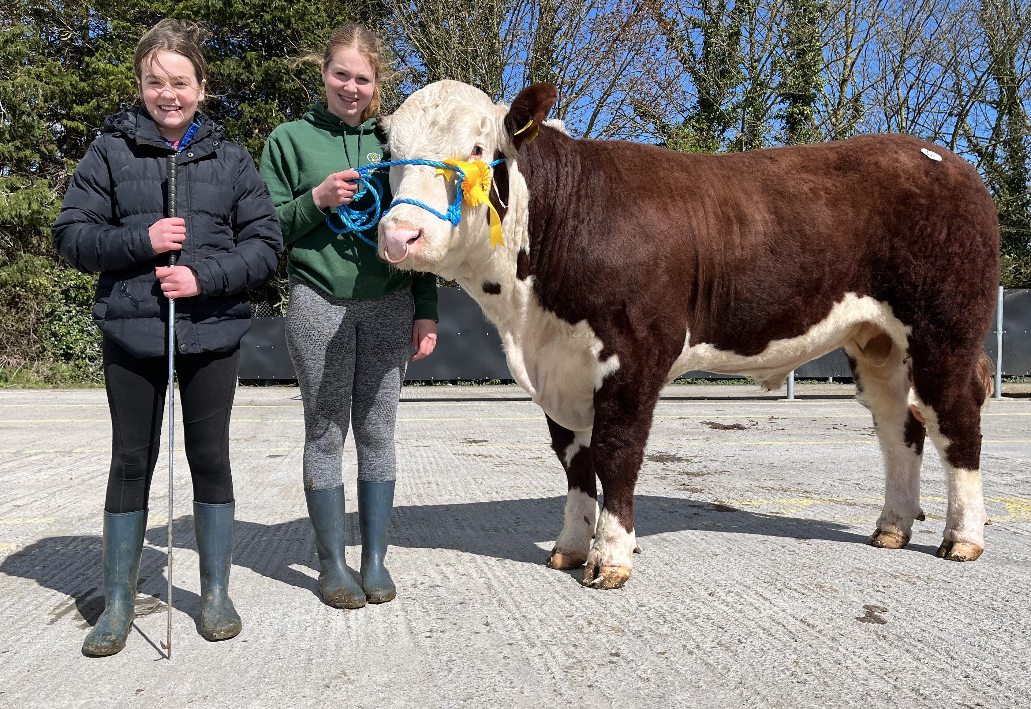 Bonleapoll 1 Don Juan sold for €3,800. Pictured with breeders April and Lily Cooke