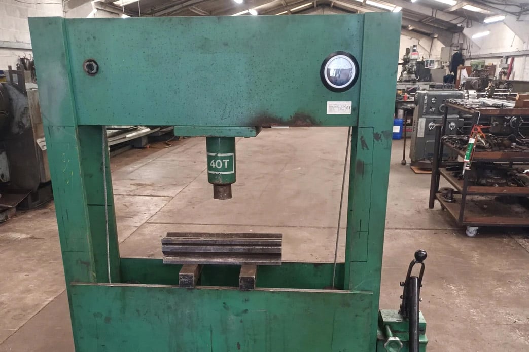 This 40t press is one of two presses available, the other is rated at 100t