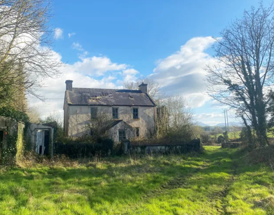 The two-storey farmhouse on the holding Image: Tom Stuart, Stuart Auctioneers, Castleisland