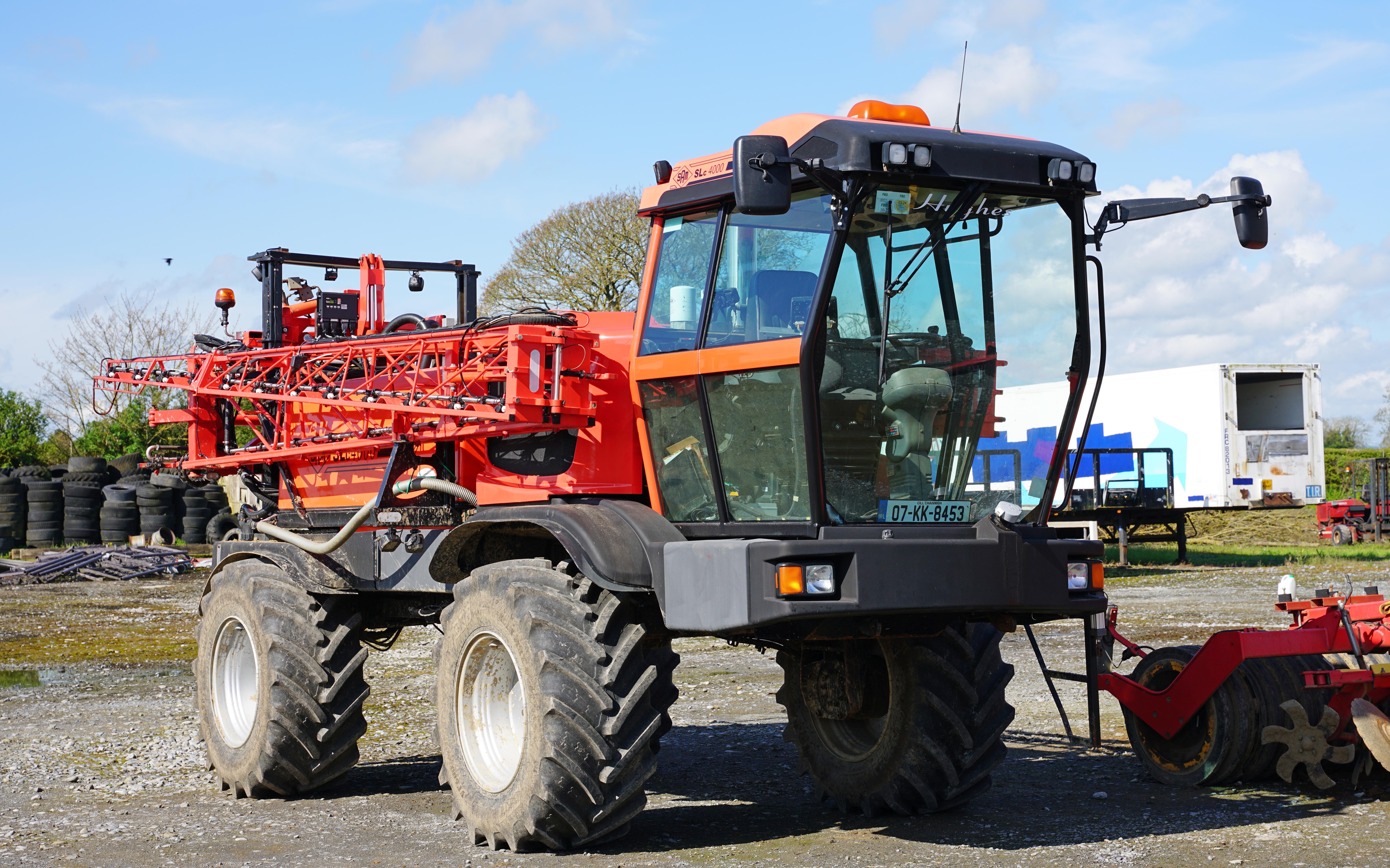 Brendan does a dood part of the spraying with a SAM 24metre self propelled unit