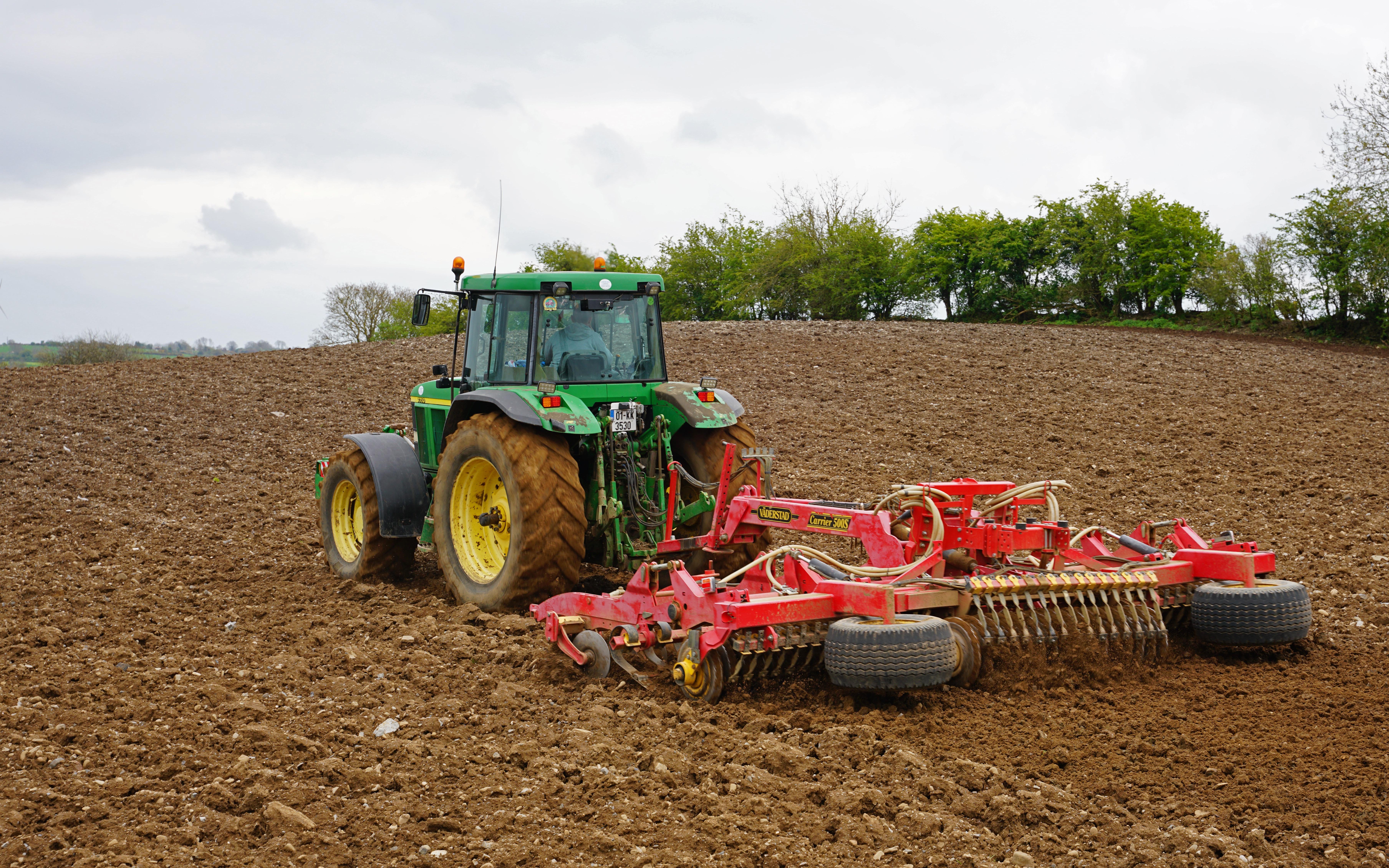 The 2001 John Deere 7810 offers 175hp and is still considered very much part of the Hughes Brothers fleet