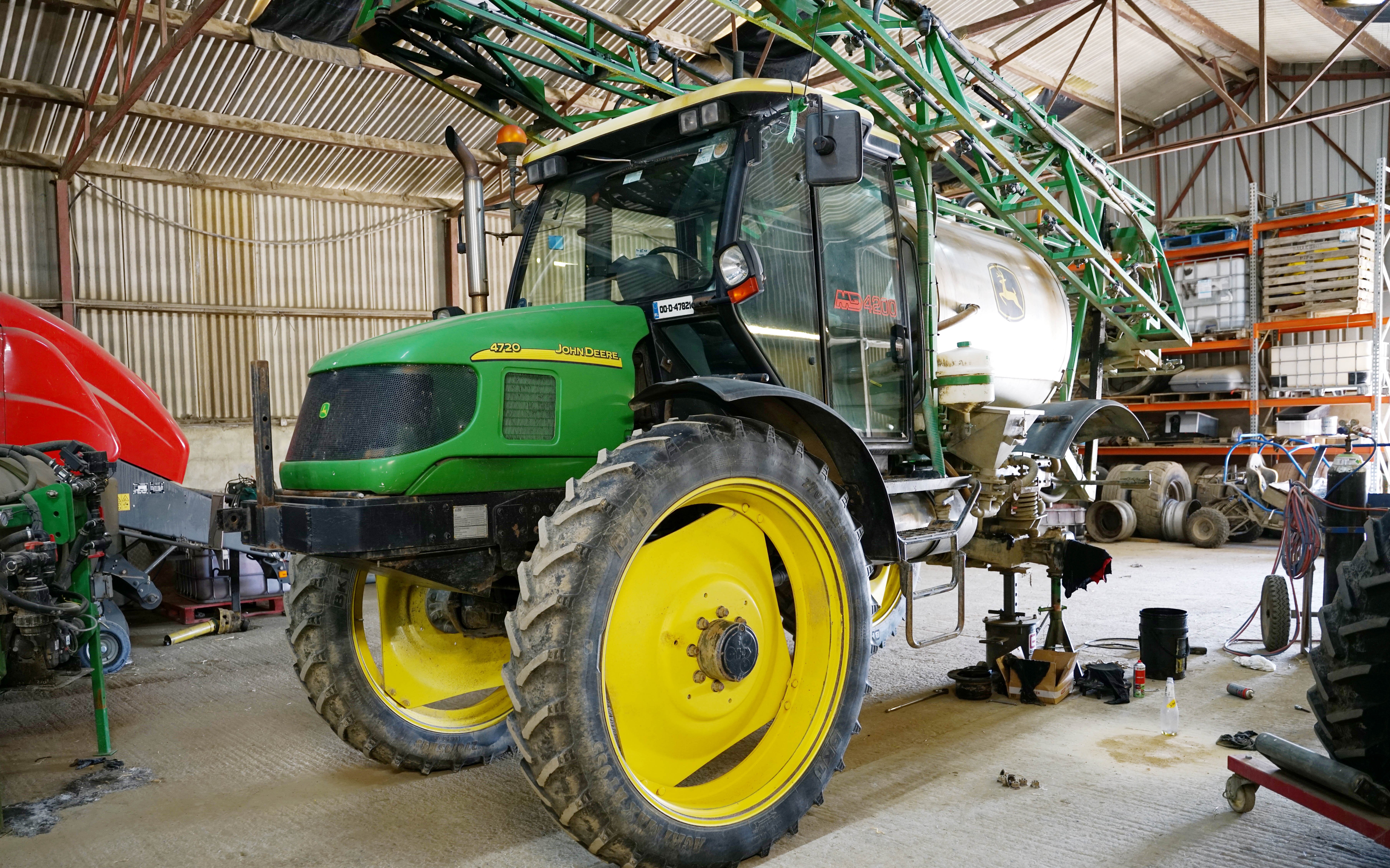 Although in John Deere livery, it is in fact a Multi Drive 4200 and is undergoing preparation for sale