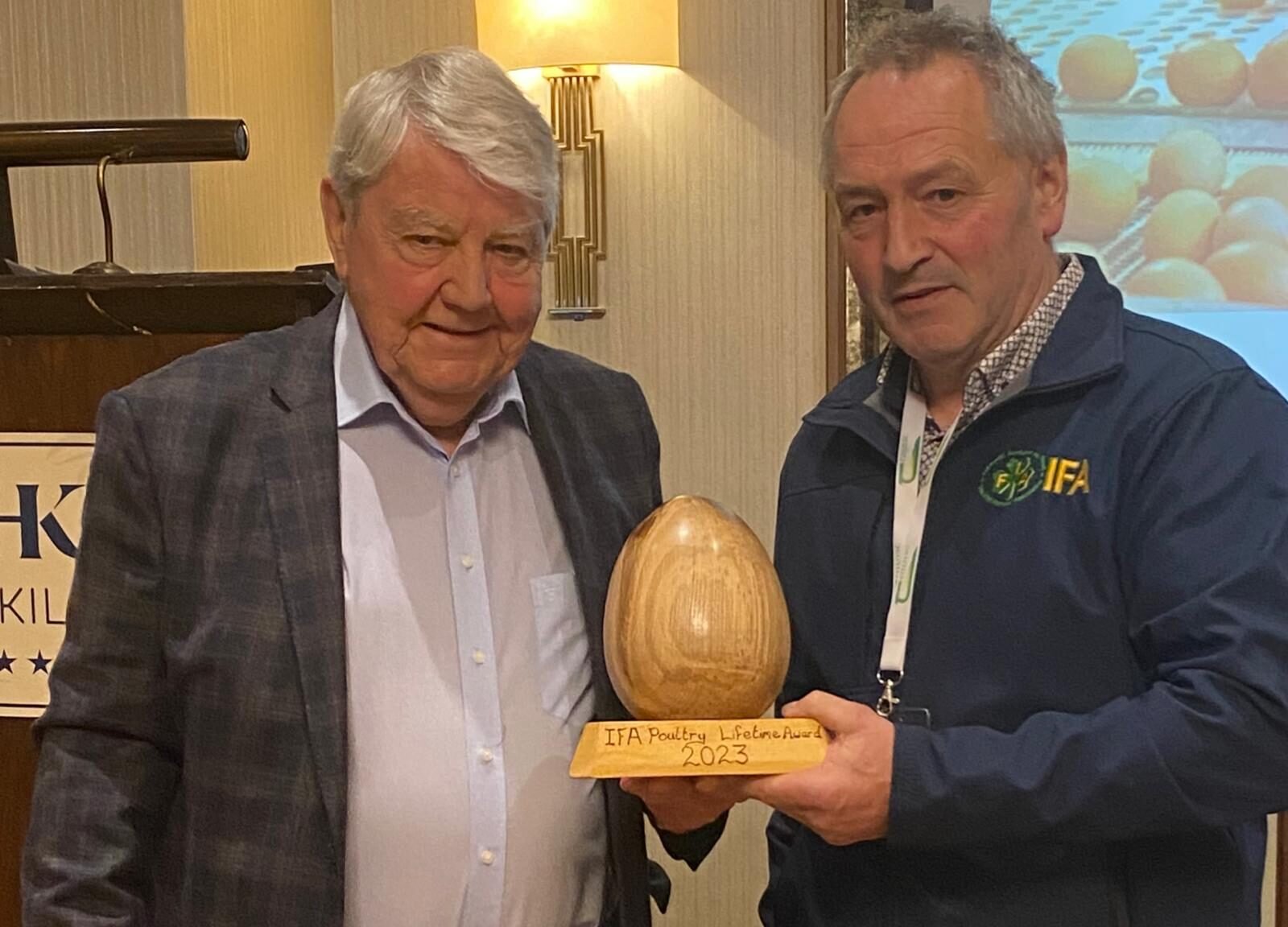 Sweetnam presents the 2023 IFA poultry lifetime award to Ted Whitaker, the founder of Whitaker Poultry