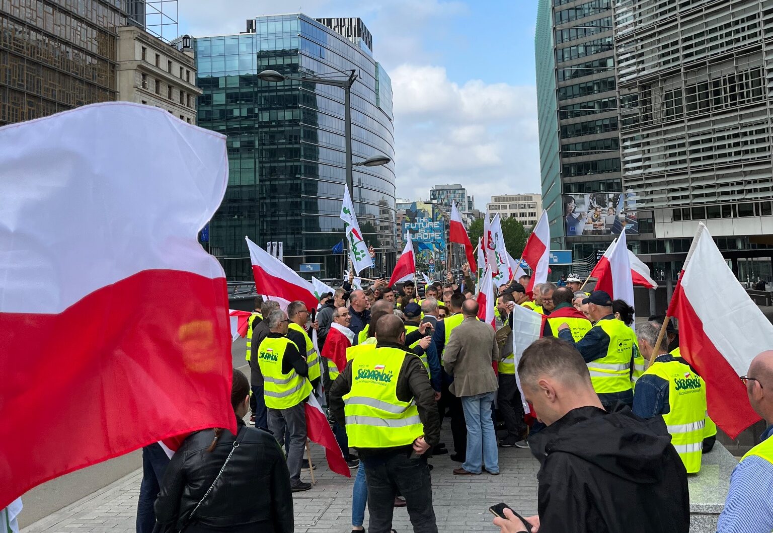 Polish farmers joined the protest in Brussels. Source: Agriculture Commissioner Janusz Wojciechows, Twitter