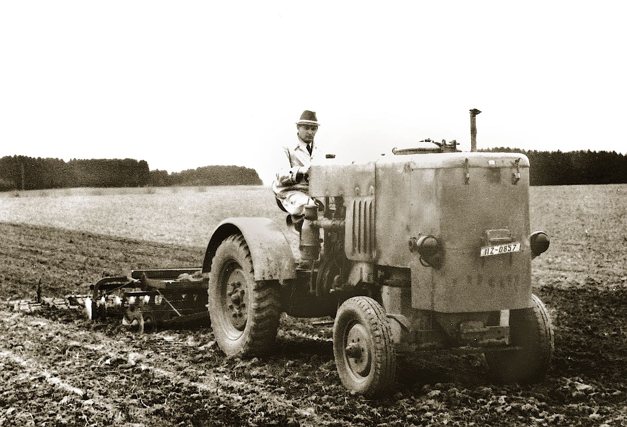 Wood gas-burning models were introduced in 1943, therefore this G25 was not, on paper, a Dieselross, although the company offered to convert them back after the war