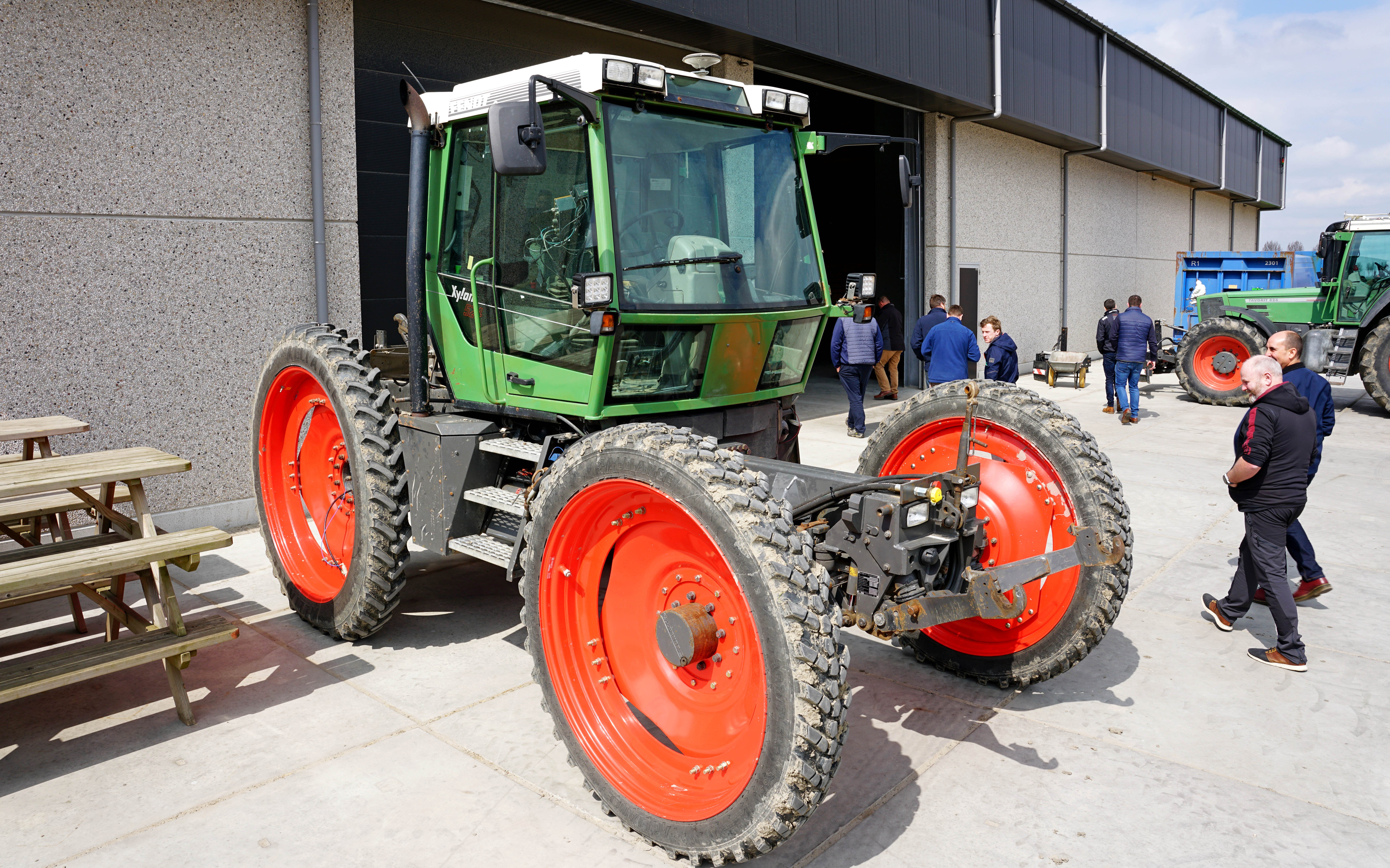 Fendt produced tool carriers from 1964 until 1998 with the 300 series entering the market in 1984