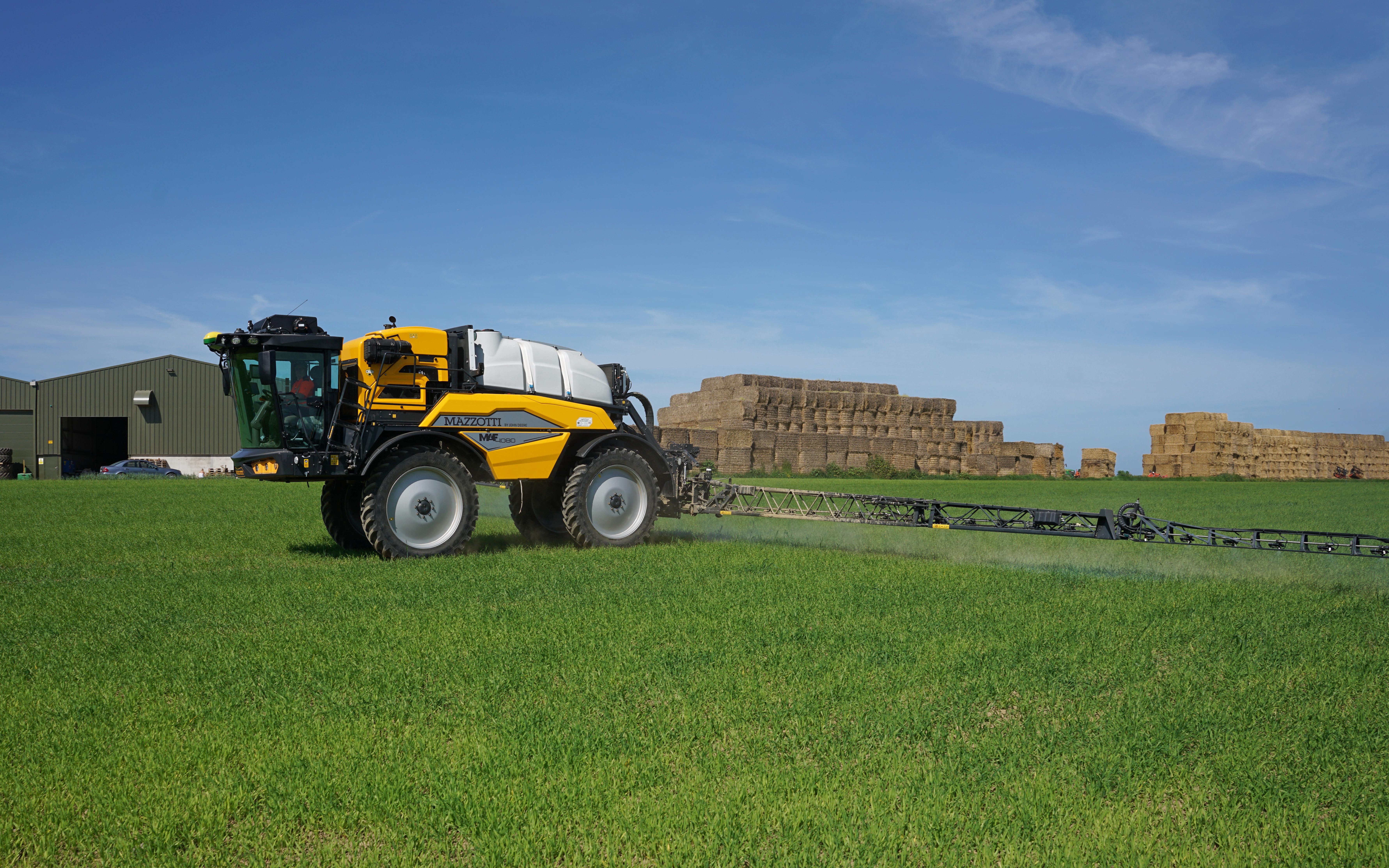 The forward cab gives a 50/50 weight distribution while the NORAC 7 height sensors accurately maintain boom height above the crop