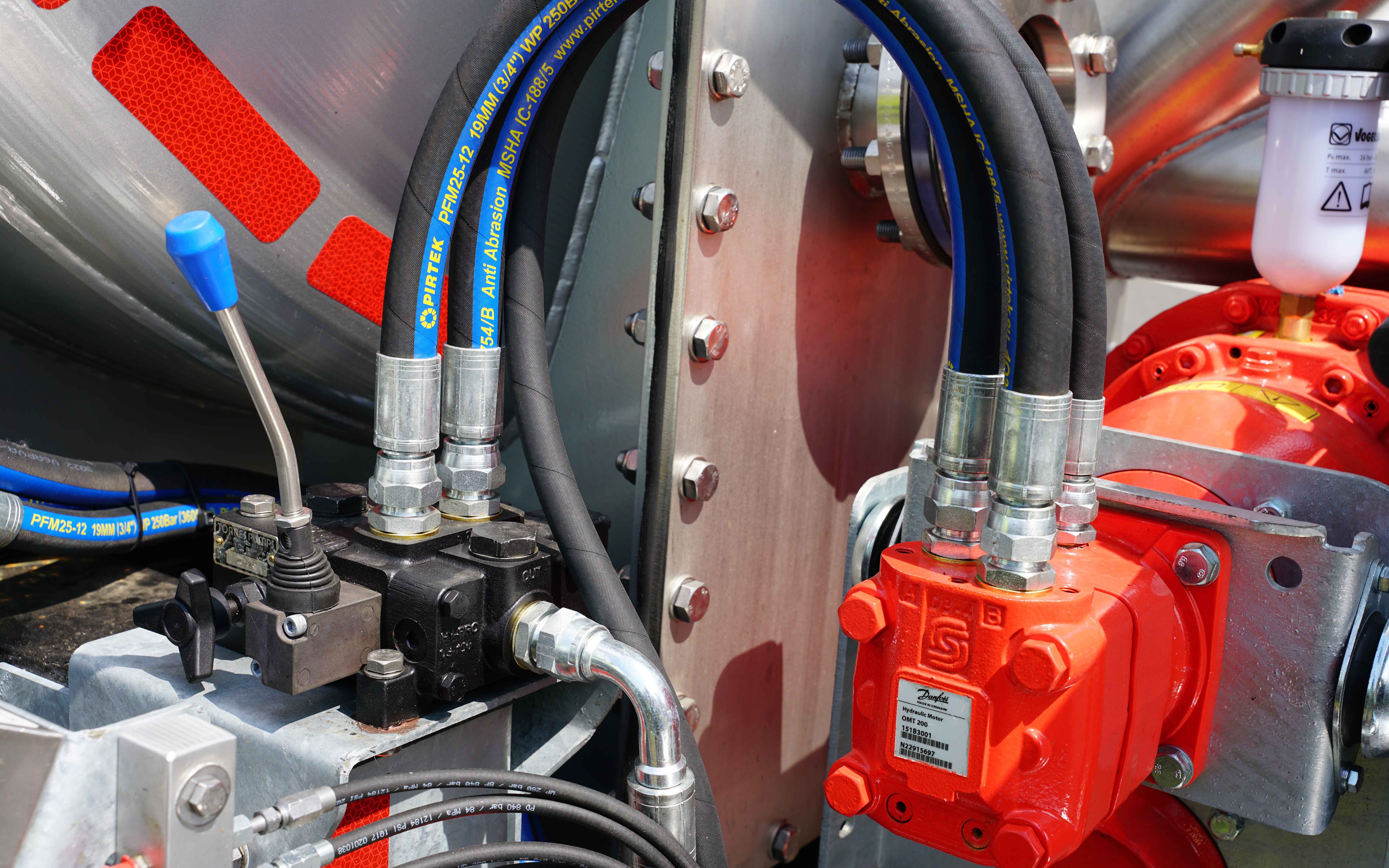 The single lever controls both pump speed and direction to allow filling, emptying and circulation