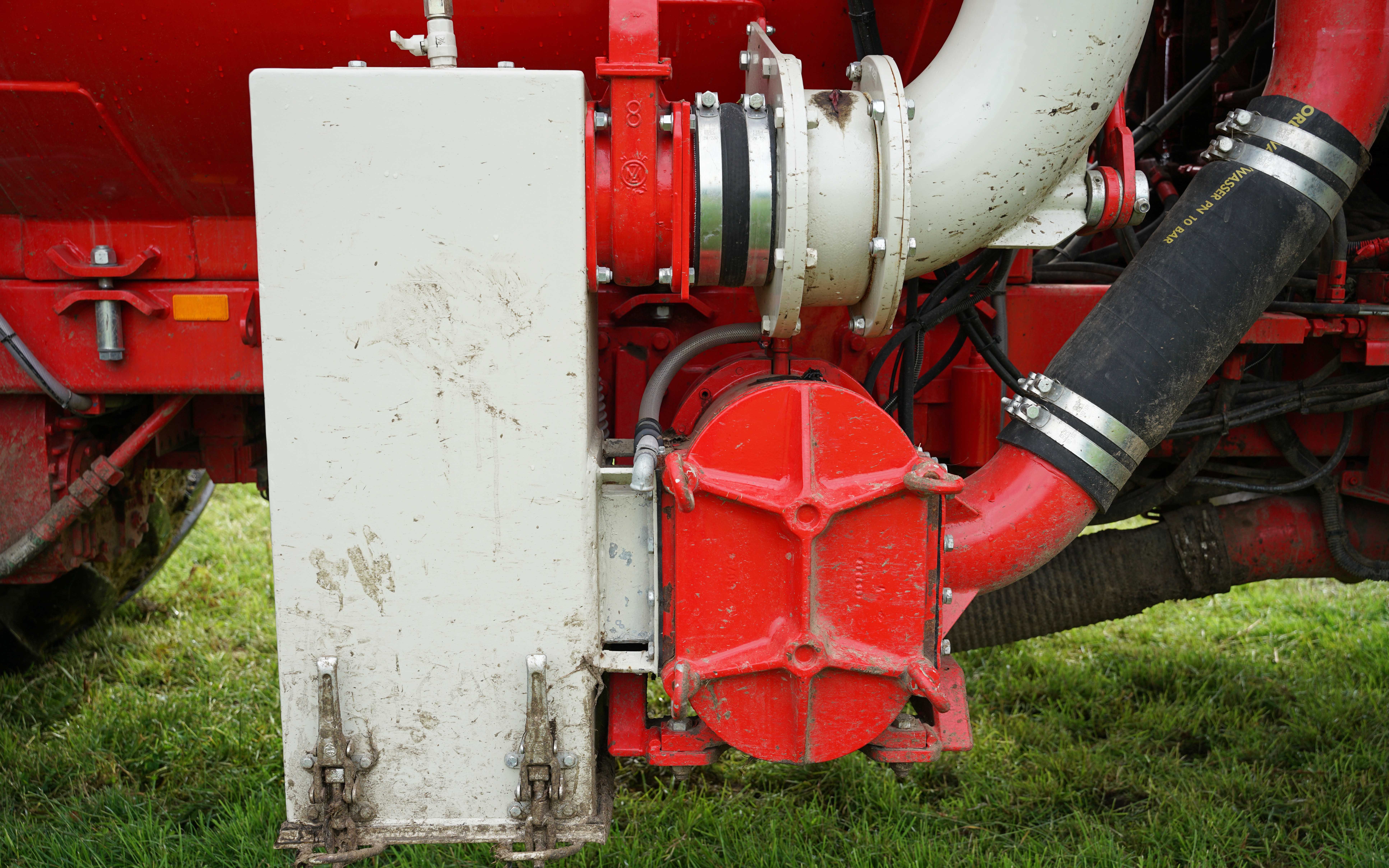 The Vogelsang pump and stone trap both fill the tanker and feed the distribution head