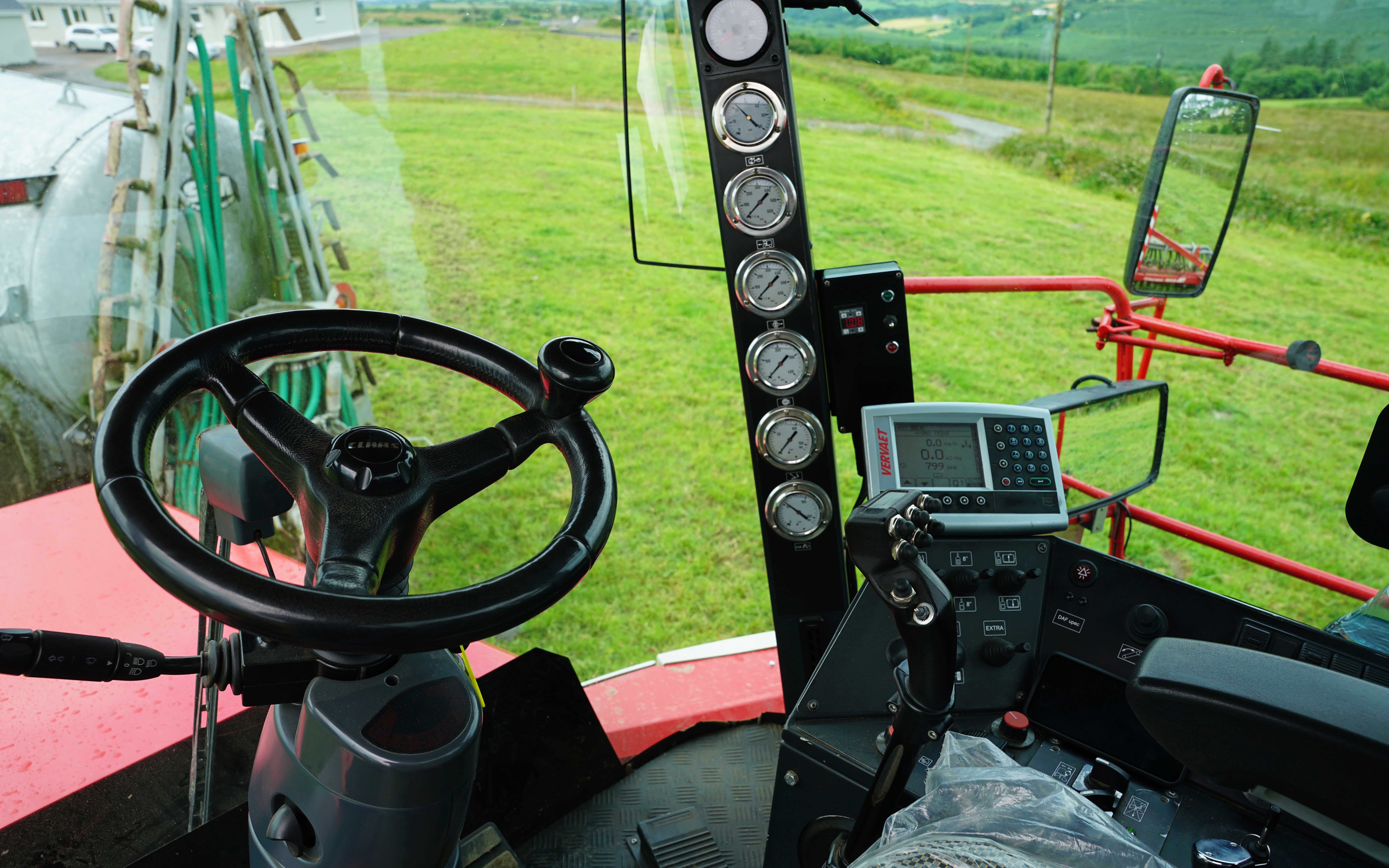 Joystick controls and ISOBUS screen look after the injection process while the pressure dials give instant indication of settings