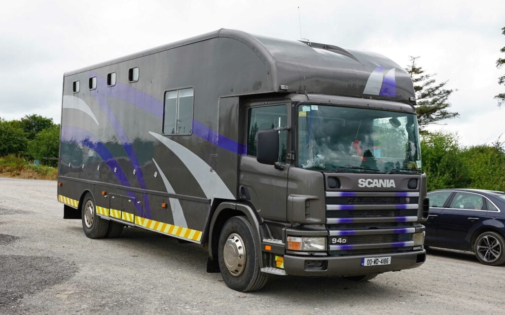 Lacking a DOE certificate due to not being used for a while this Scania 17t chassis is equipped with a six-box body, hydraulic tail gate and rest room with bunk and kitchenette