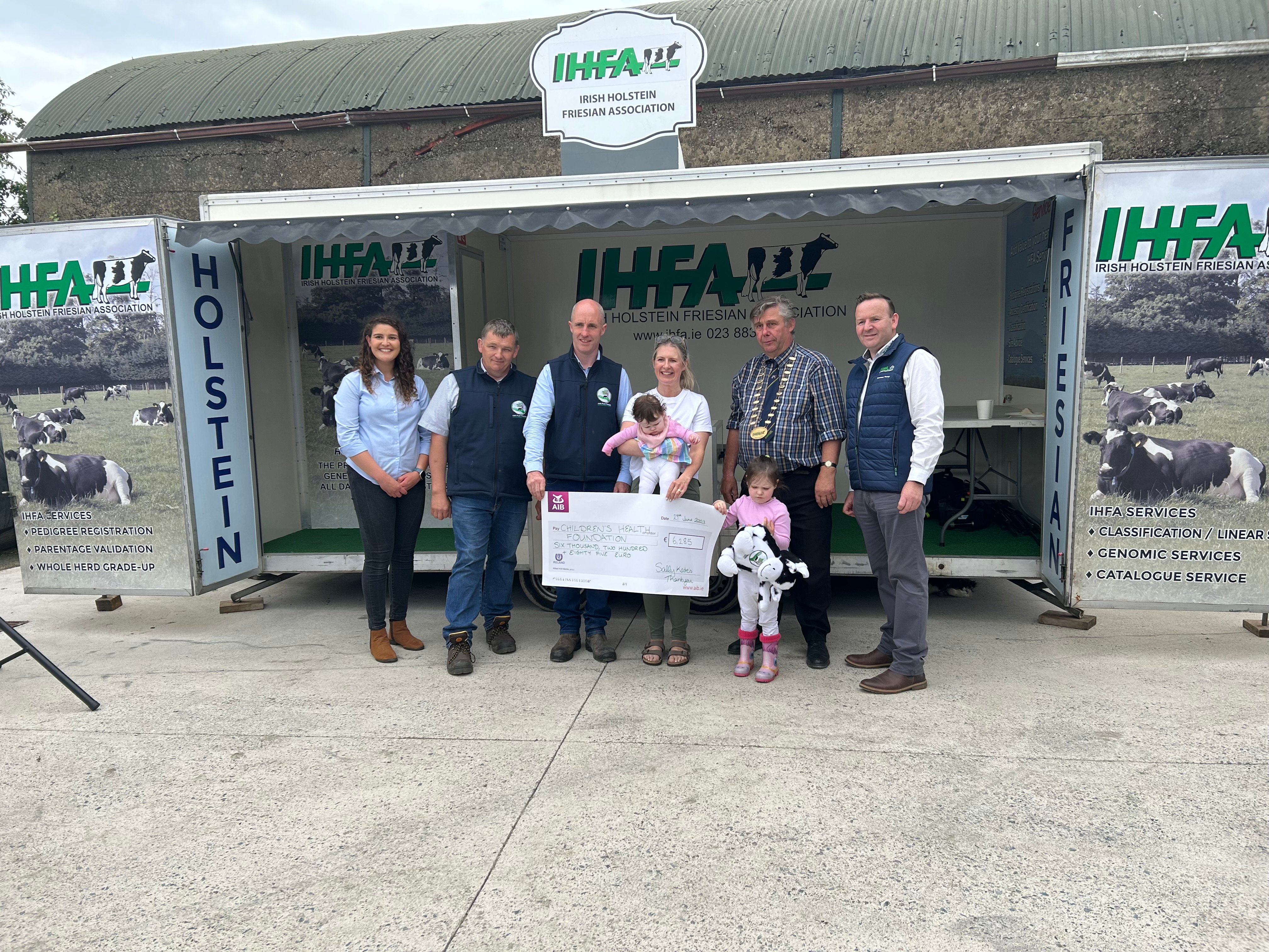 Presentation of cheque to Maher family Rachel White, IHFA; Patrick Quealy, chair of Pure Friesian club; Gearoid, Sarah, Sally Kate and Lily Maher; Richard Hamilton, IHFA; and Laurence Feeney, IHFA