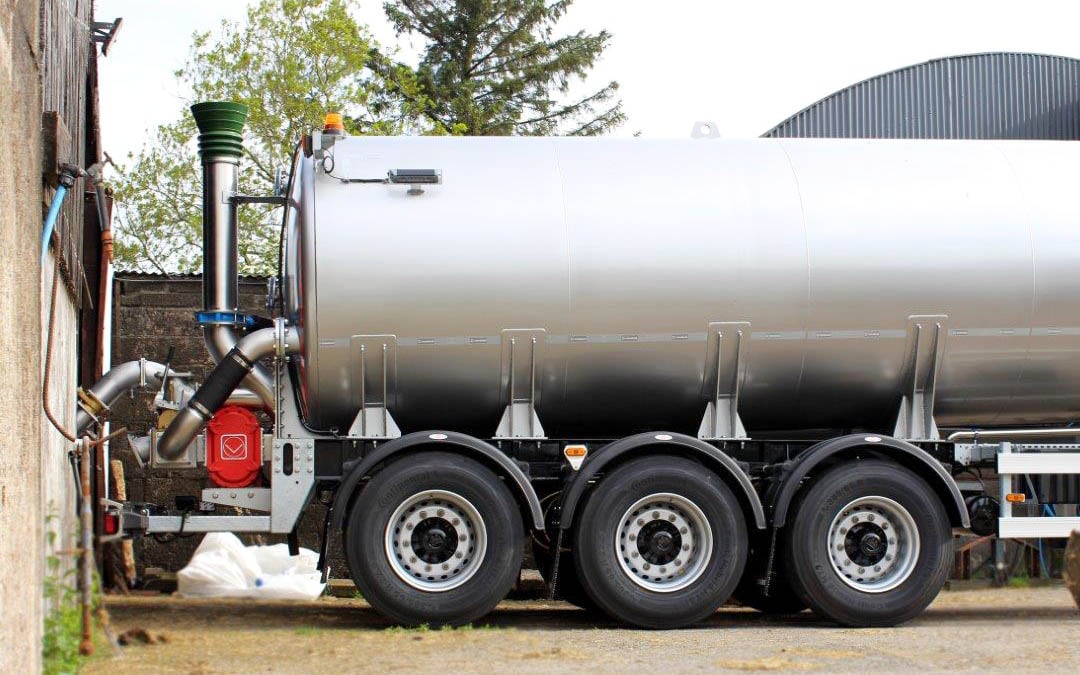 The new trailer is designed to empty slurry tanks and take it to the field for spreading by farm tractor