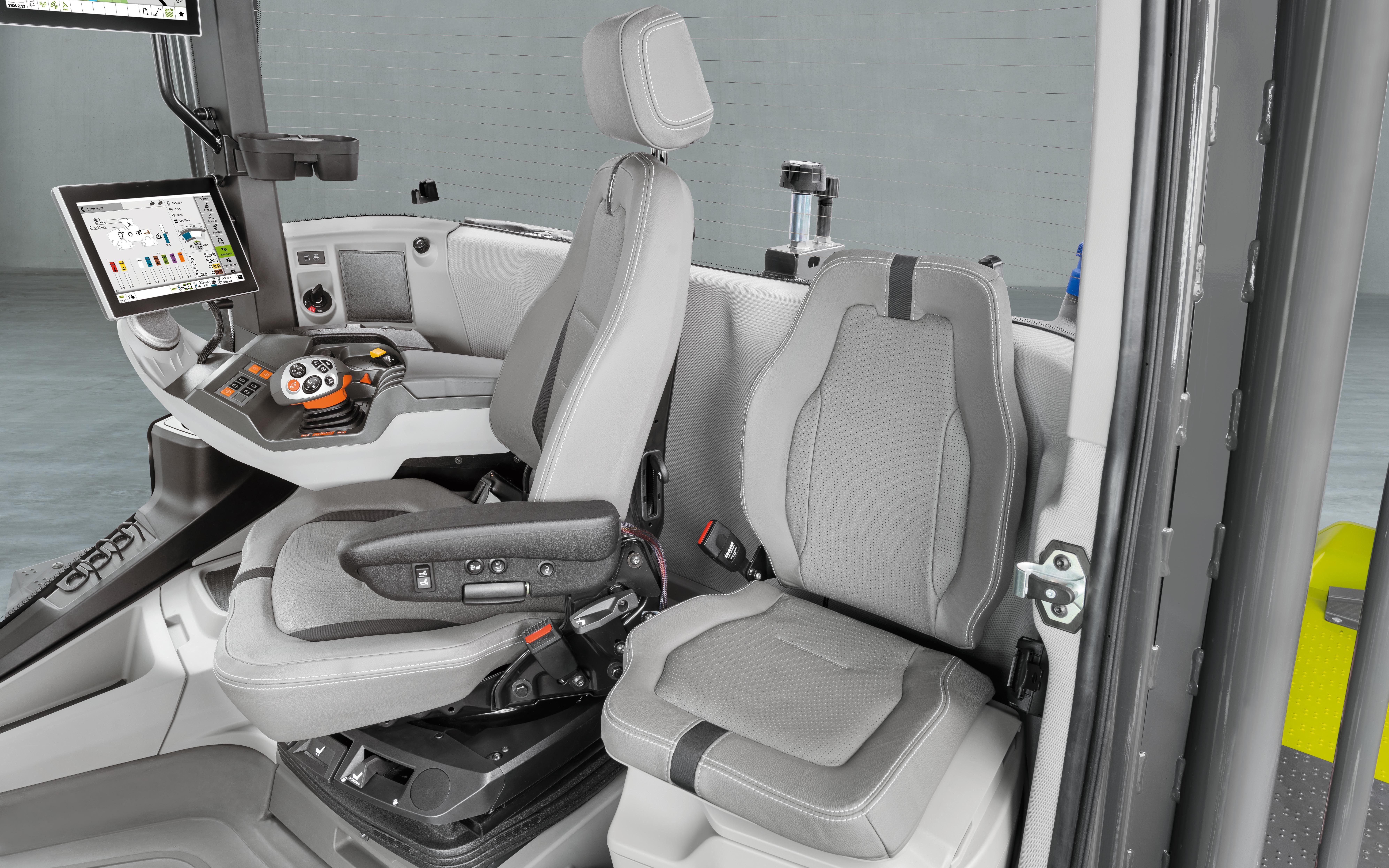 The drivers seat can rotate by 40° and comes with a choice of three finishes
