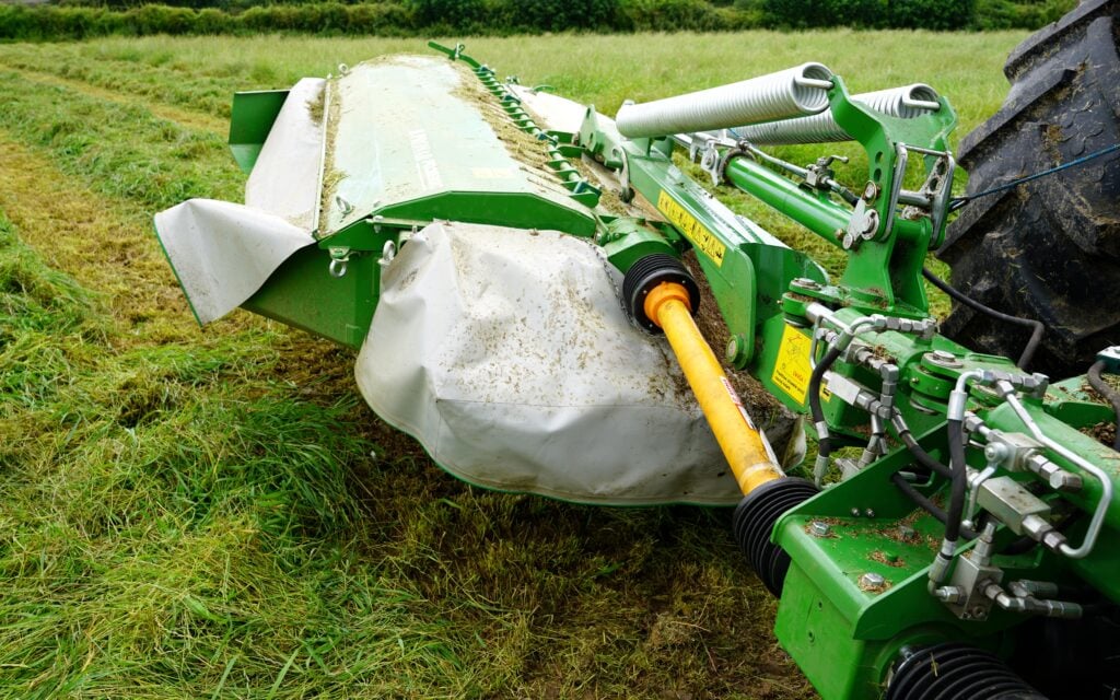 The break-back is situated close to the headstock and is automatically reset hydraulically