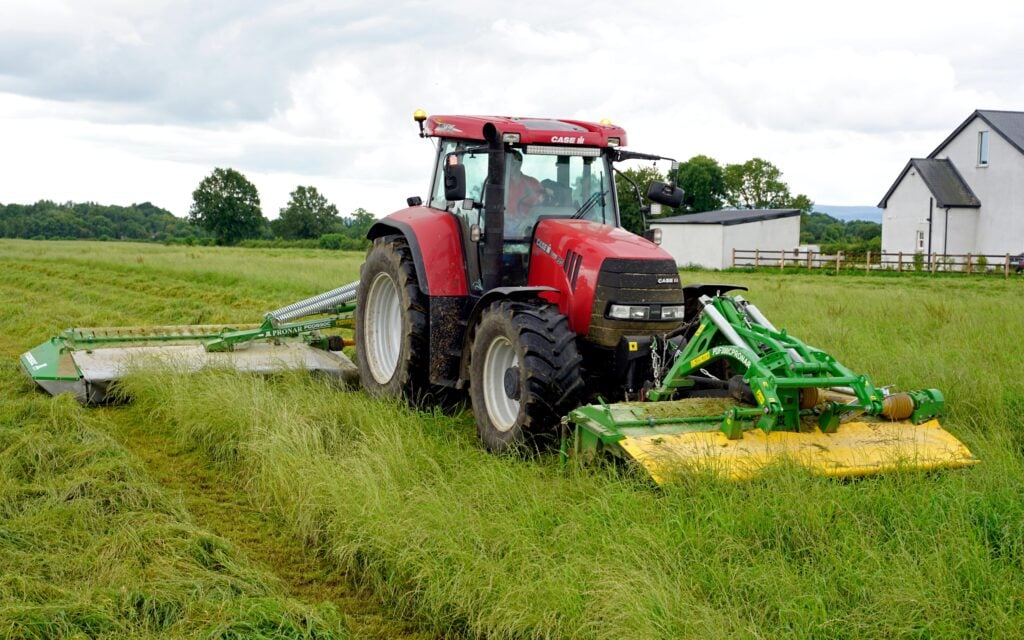 In combination with the front mounted Prona PDF 300C, the new set made easy work of a wet lodged crop