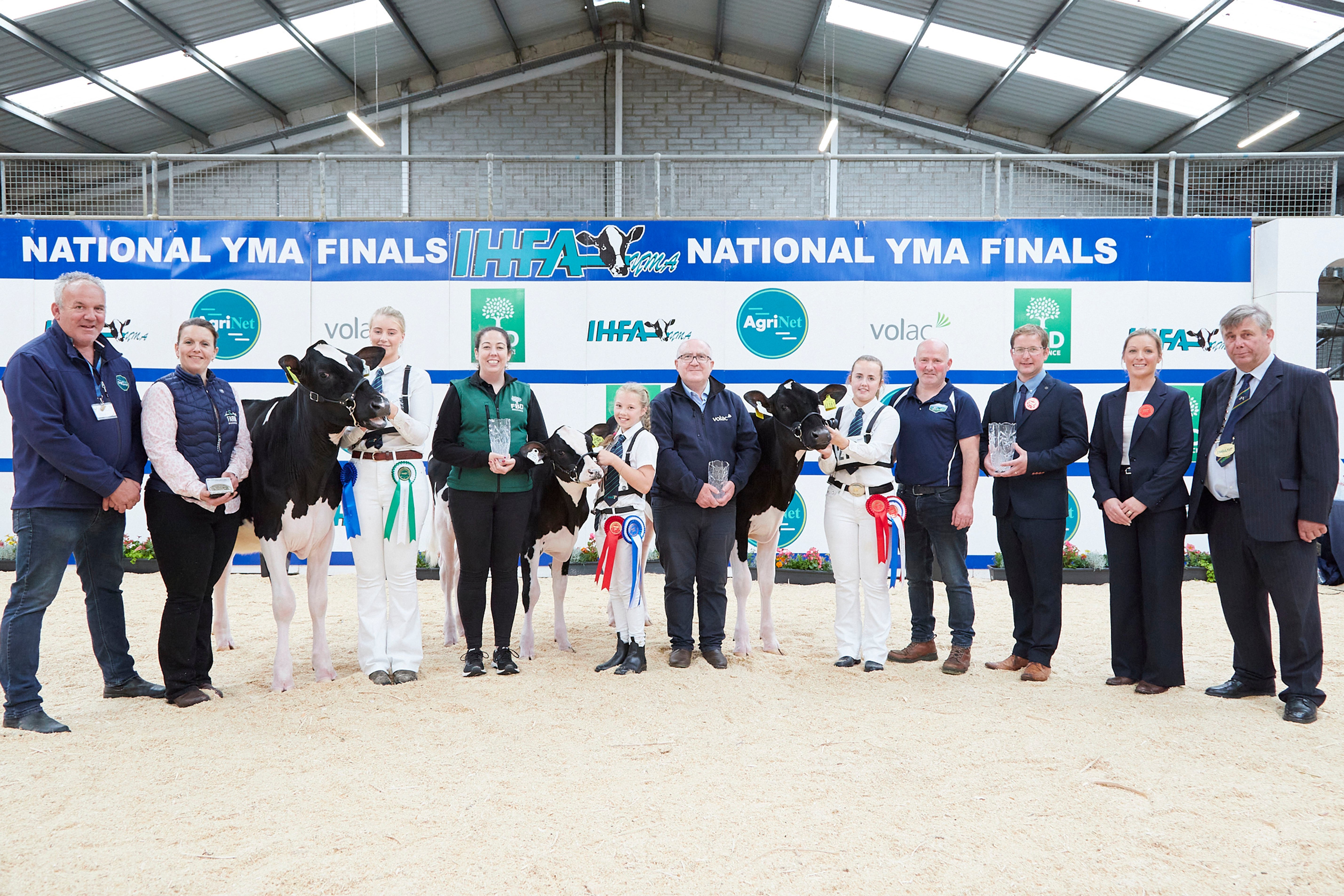 Champion calf final line up of winners: Trevor Hanley AgriNet sponsor, Alison Beattie, Farm Wardrobe, sponsor, honourable mention calf Greenlea Kalo Oceane 1793 – owned by Padraic Greenan, handler Sarah Lyster, Mary Dunphy, FBD, Sponsor, reserve champion calf Jones Lambda Fame – owned by Gary and Izzy Jones, handler Sasha Galkine, Liam Gannon, Volac, sponsor, champion calf Cornboro Denver Lulu – owned by Brian Corley, handler Rachel Corley and Brian Corley pictured, with Judge Colin Laird, associate judge Izzy Laird and Richard Hamilton, President IHFA. Image: Maria Kelly