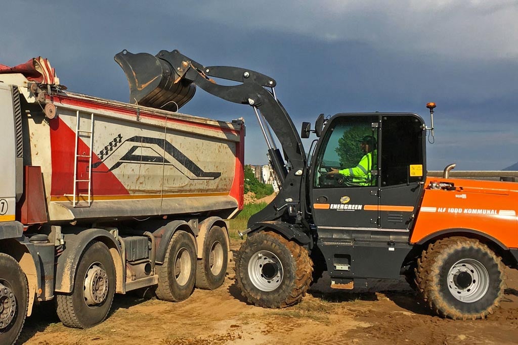 The loader attachment has a tipping height of 4m