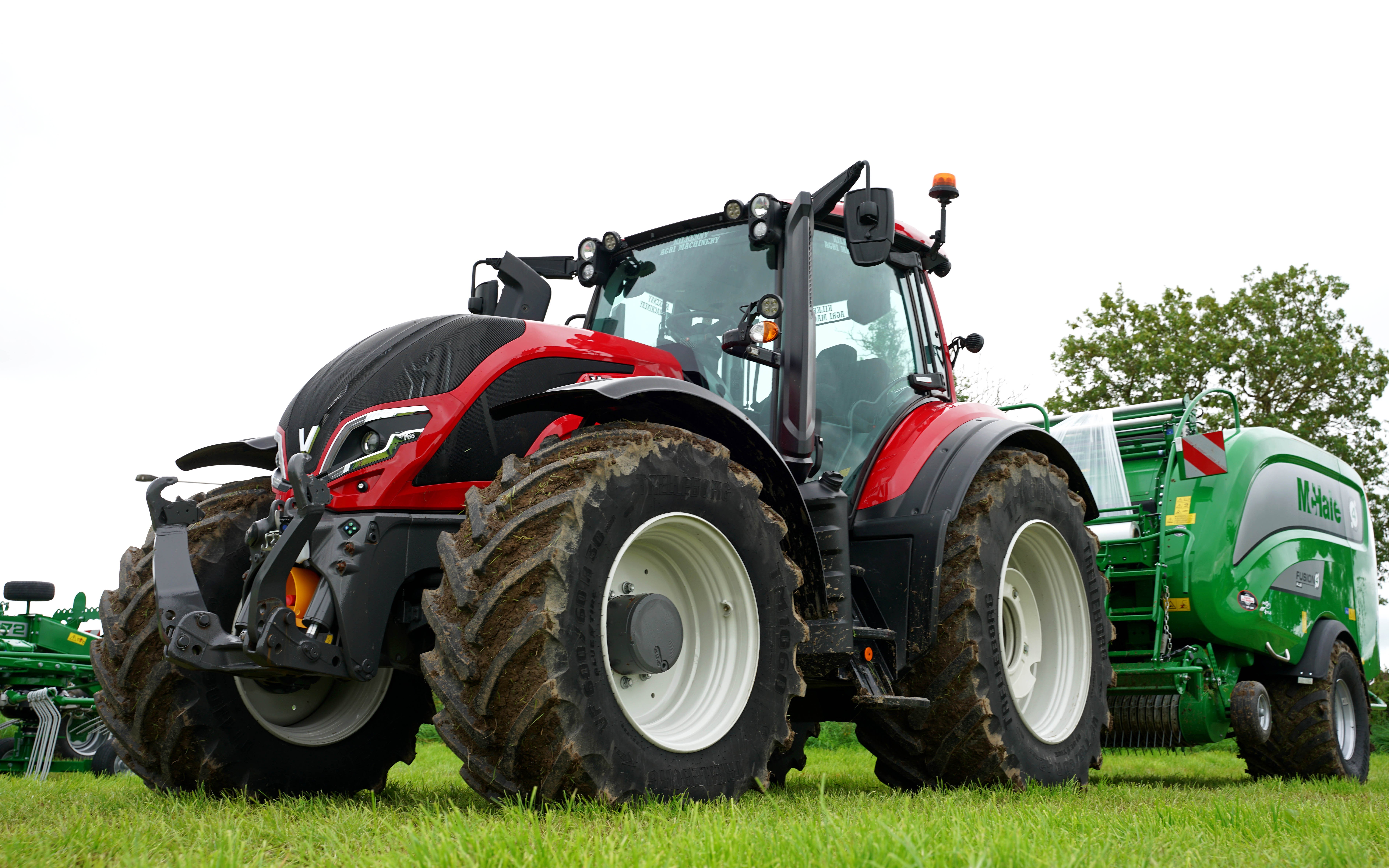 Ideally matched to combination balers, the T195 will boost to 210hp and comes with CVT