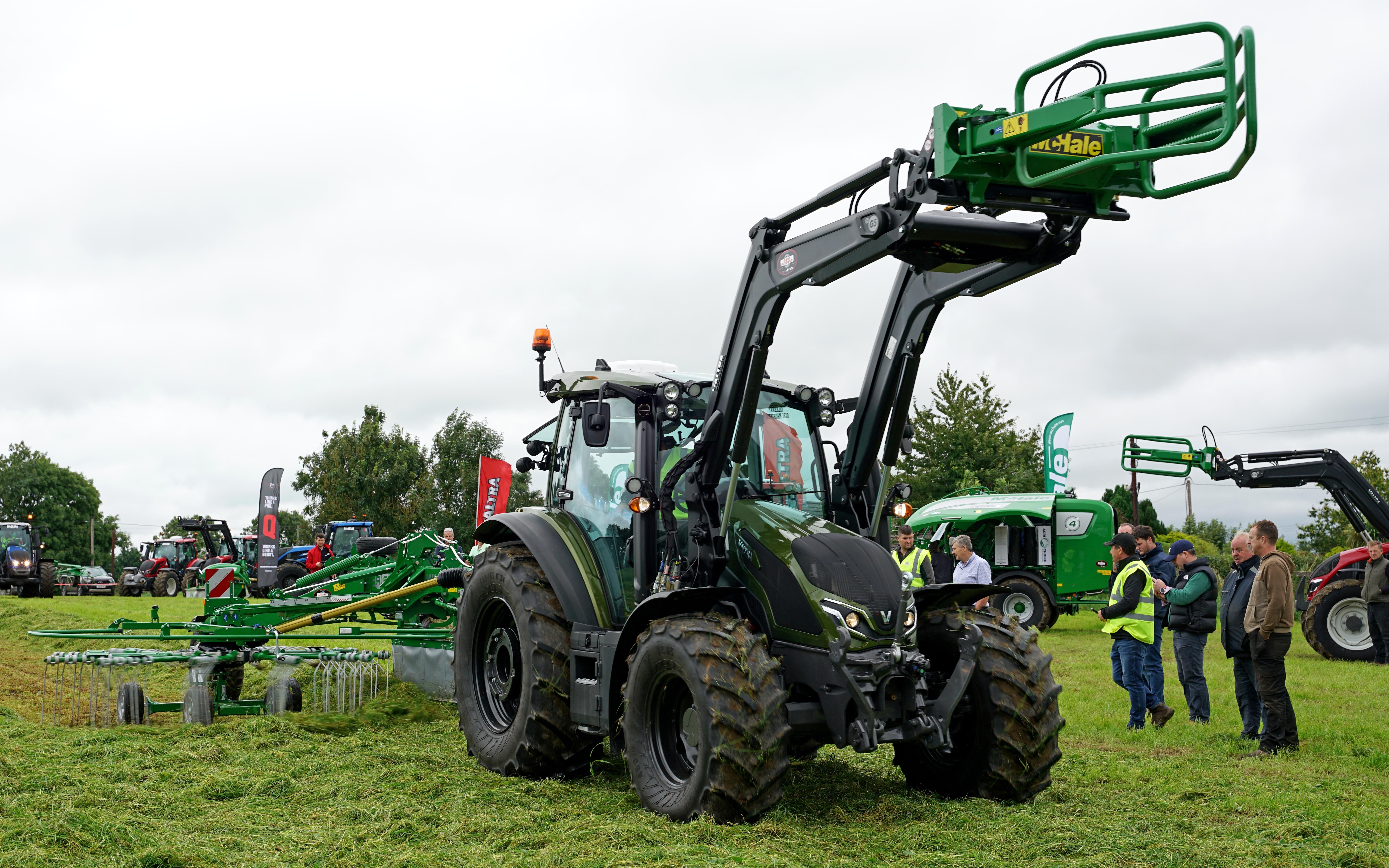 The G series is designed as a yard biased tractor with performance enough to work in the field when needed