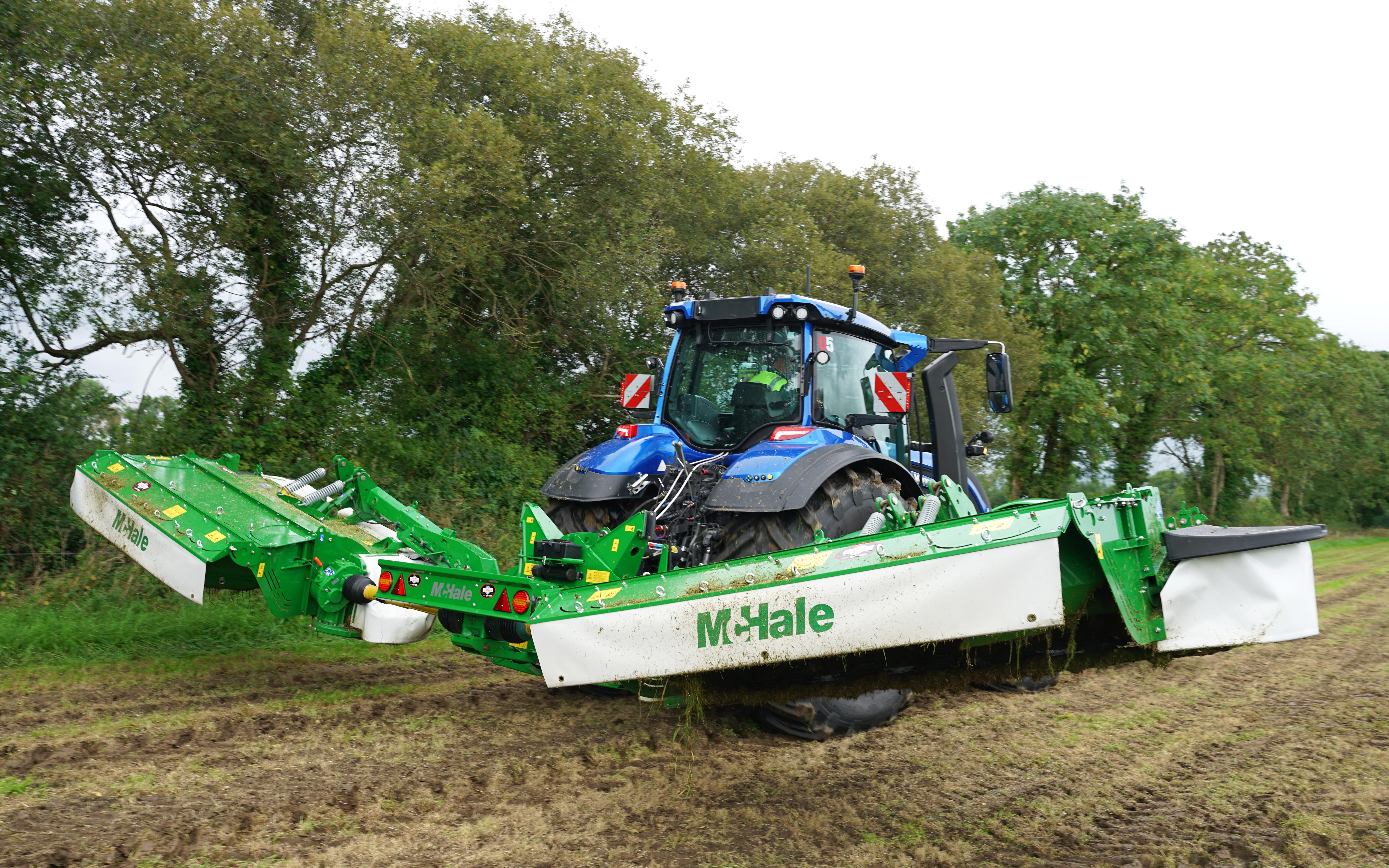Lifting and turning a 4t set of mowers comes naturally to the Q Series which ranges from 226hp to 300hp