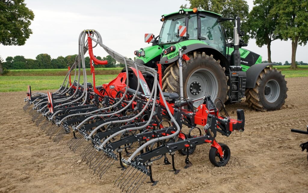 The Kverneland Onyx combines an inter-row hoe with a camera guidance interface known as Lynx