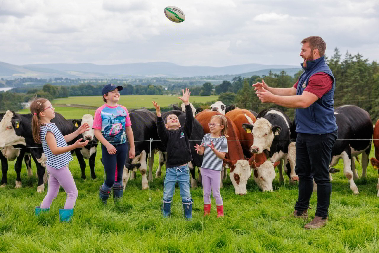L-R: Adrianna Egar (8), Katie Mc Carville (10), Jack Mc Carville (4), Erika Egar (5) and former Irish rugby star and Irish Hereford Prime member, Seán O’Brien Image: Jeff Harvey