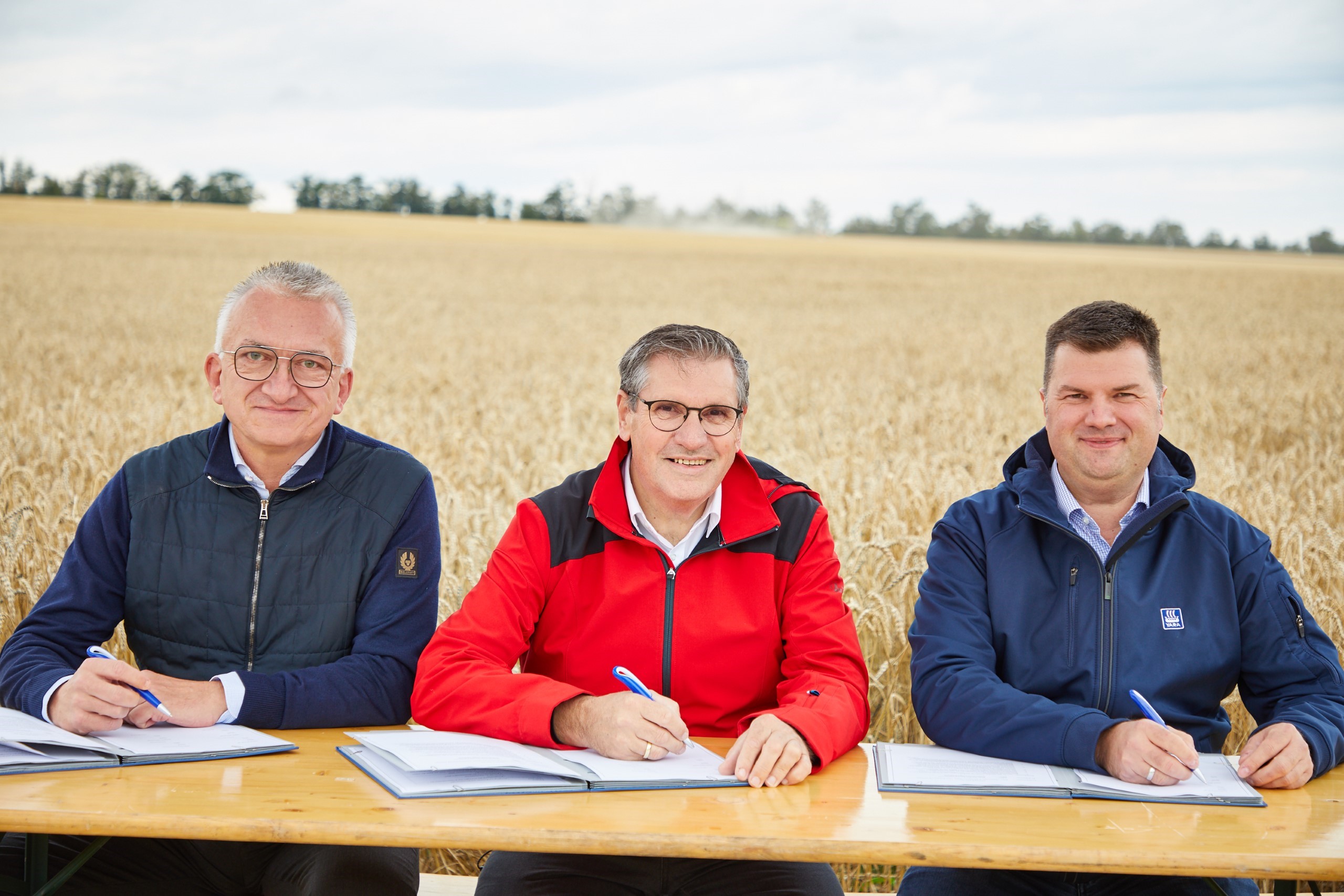 Signing the agreement are: Michael Gutting, managing partner of Bindewald and Gutting Mill Group; Norbert Lötz, managing director for production and technology at Harry-Brot; and Marco Fleischmann, managing director of Yara Germany. Source: Yara