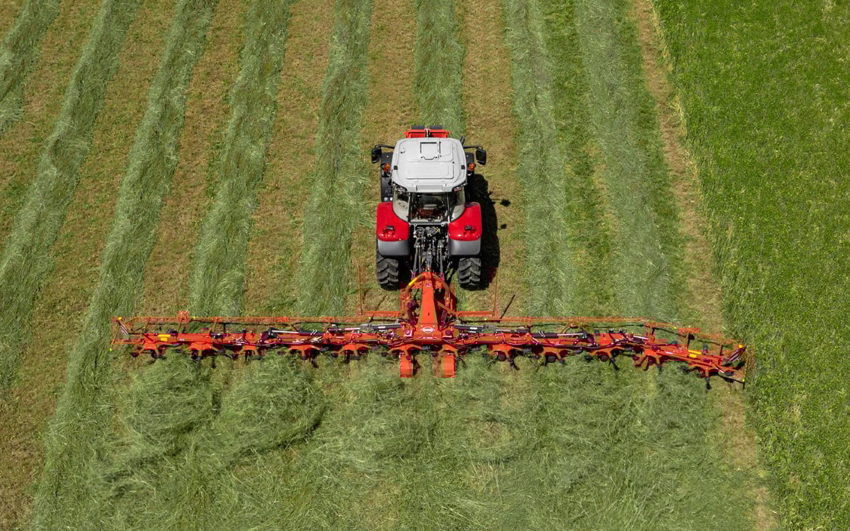 The new machine brings a wide tedder to fields which might not be accessible to trailed models