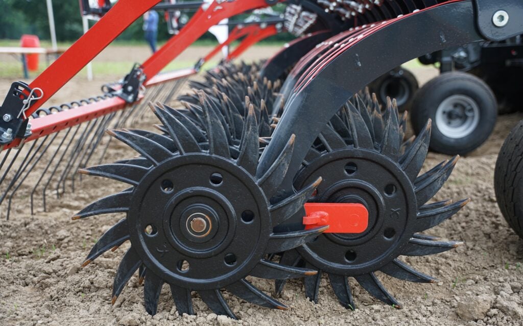 The Helios weeder is named after the shape of the soil engaging wheels which have a reverse spoon type cultivating effect on the soil