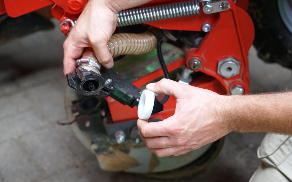 Fertiliser accumulates in the conical brush before being released by a pulse of air fired through the central tube
