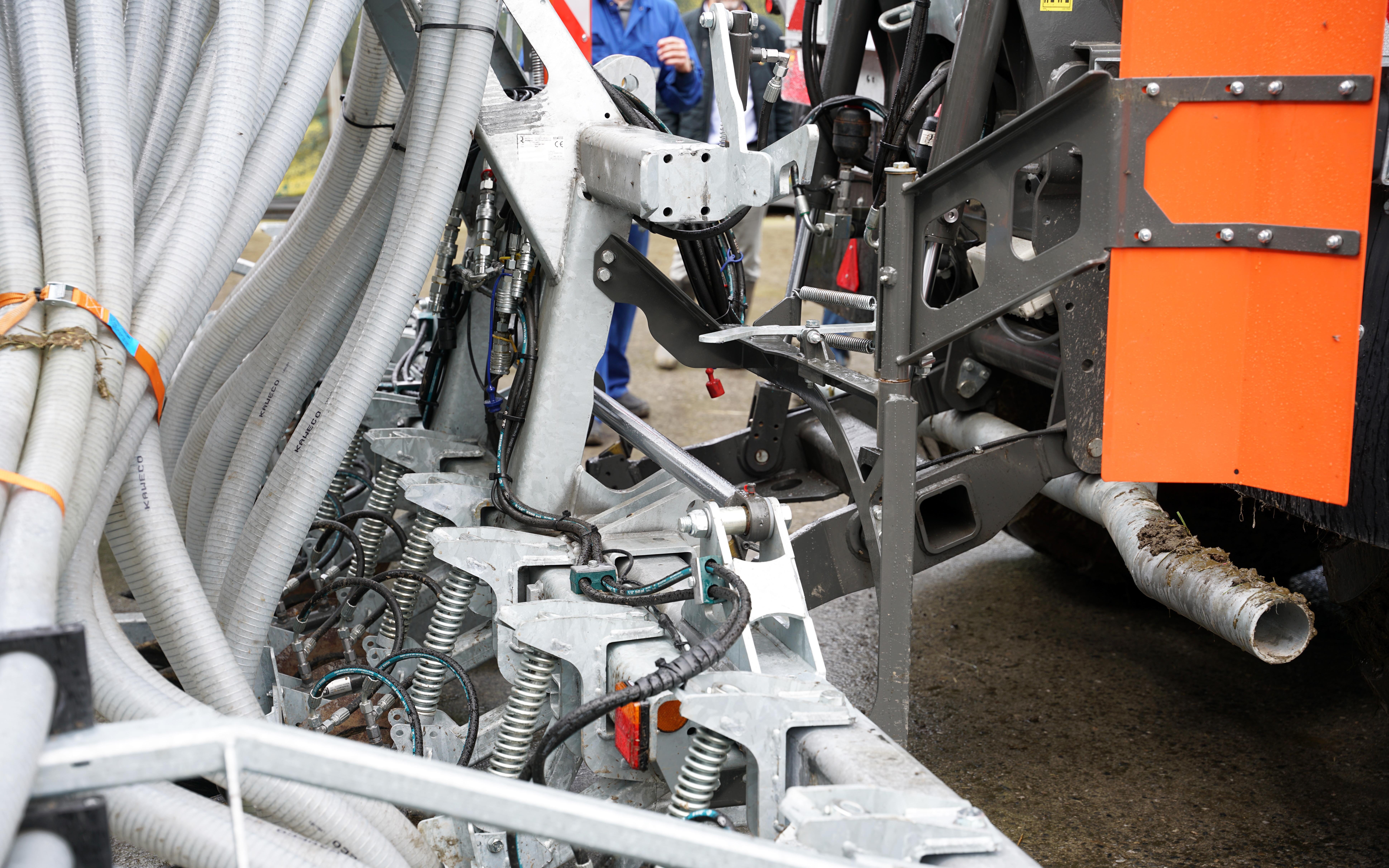 Booms are mounted on the rear of the tankers with a three-point linkage operated by double acting ram