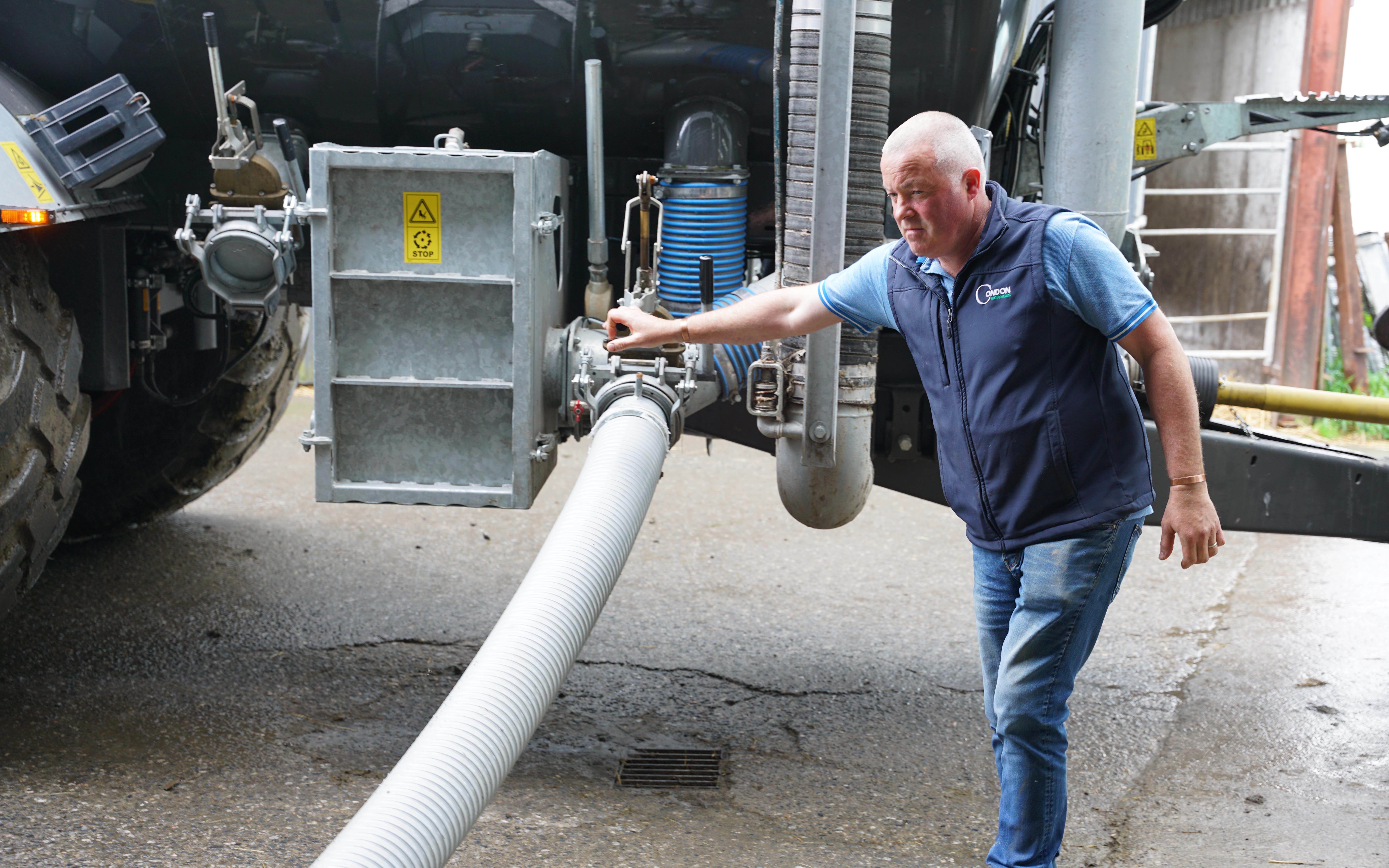 Enda Doran fills the tanker. Kaweco warns that drawing a pressure lower than 0.6 bar will damage rotary lobe pumps