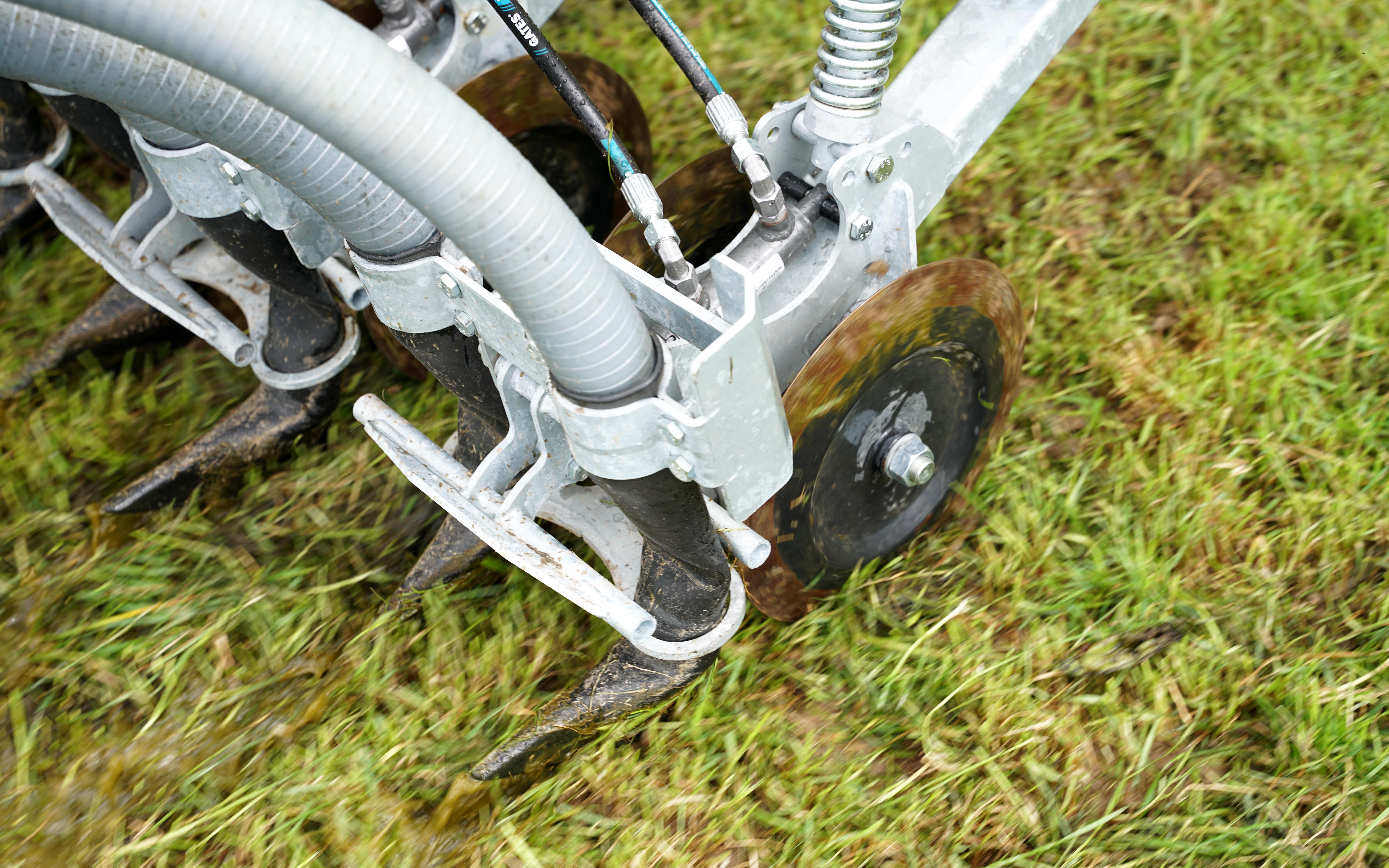 The slurry falls into the slit immediately behind the disc