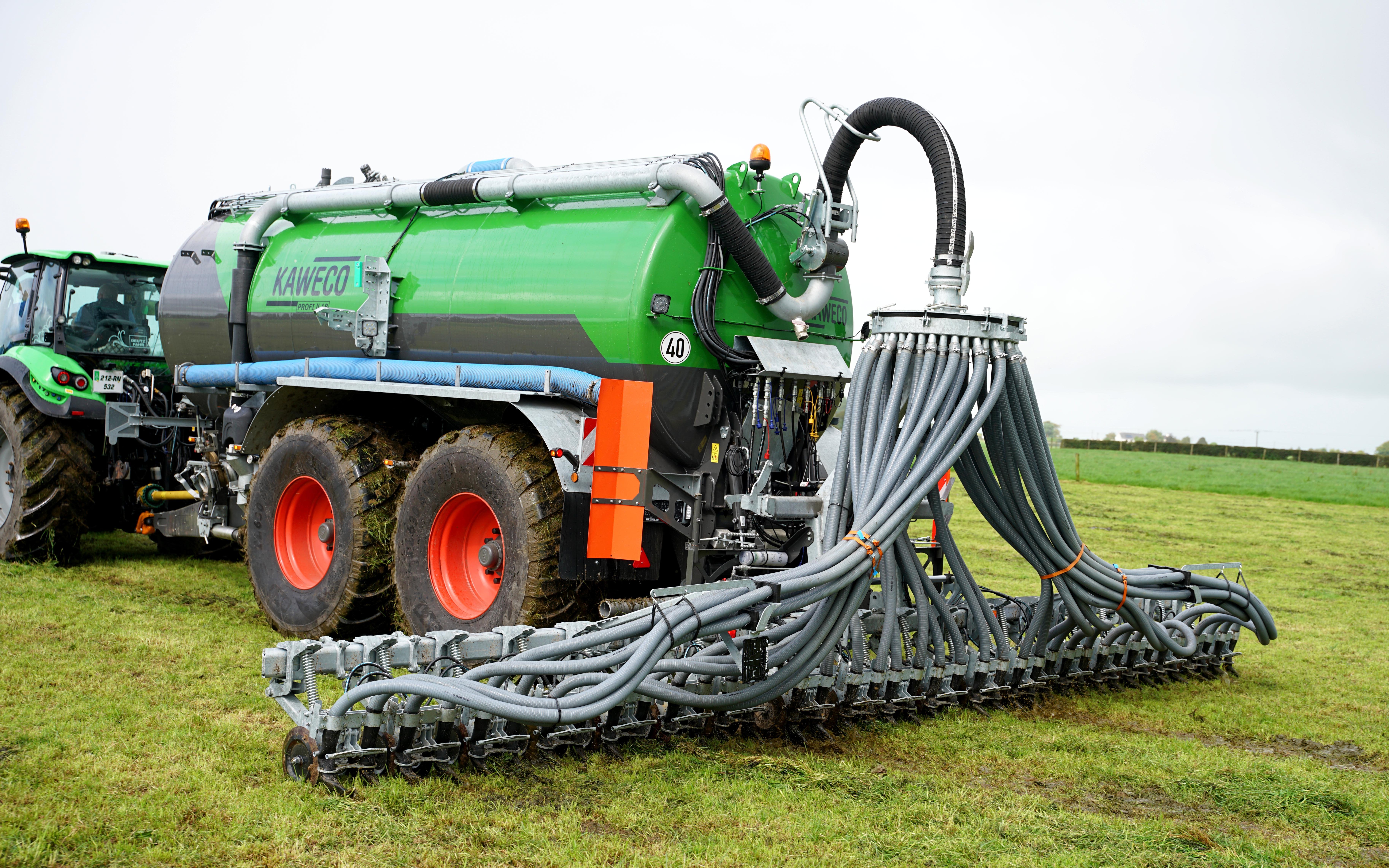 The slurry injection unit on the tanker takes around is easily mounted on the three-point linkage