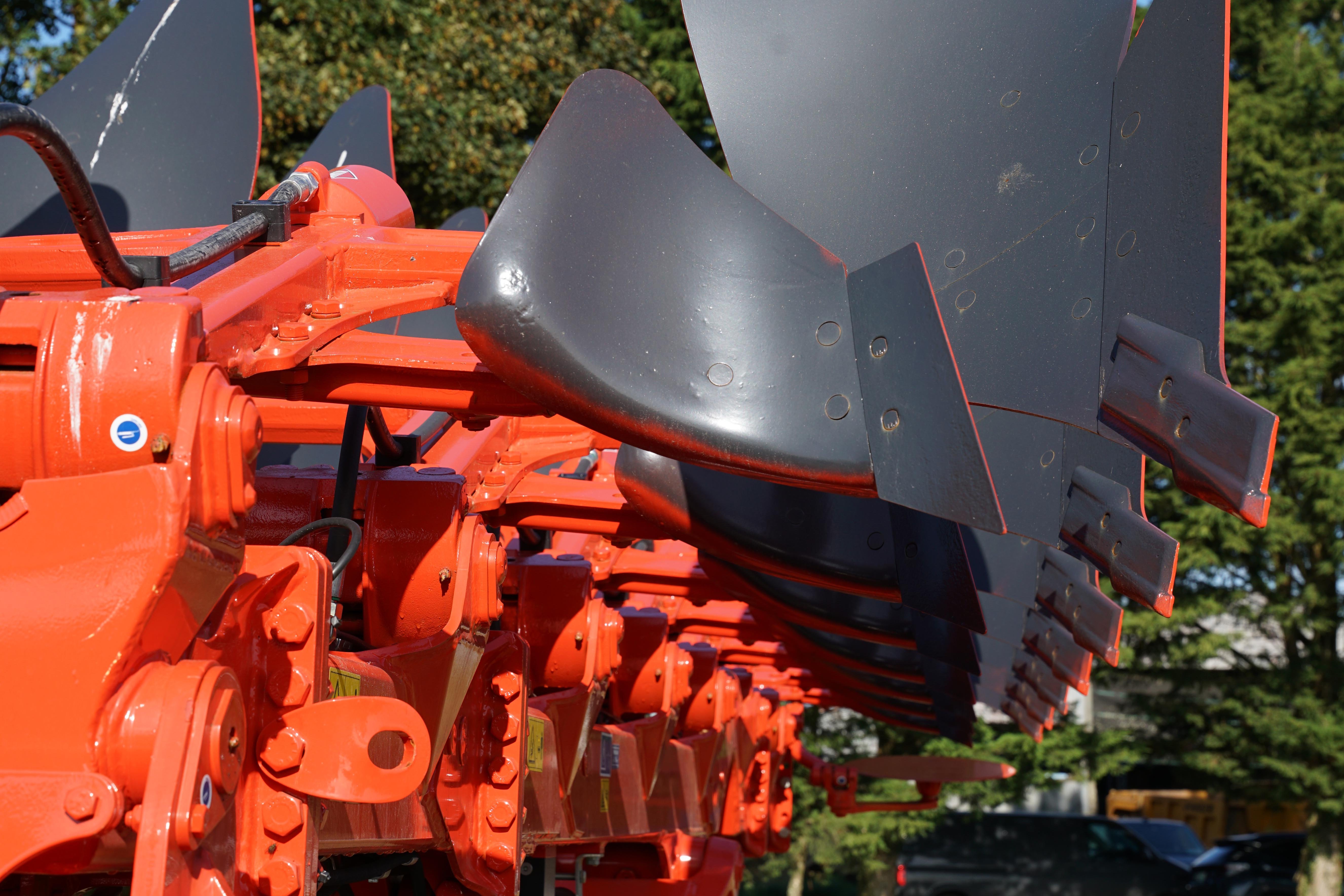 Ploughs in the Kuhn Leader range are designated by the dimension of the box section used in the beam