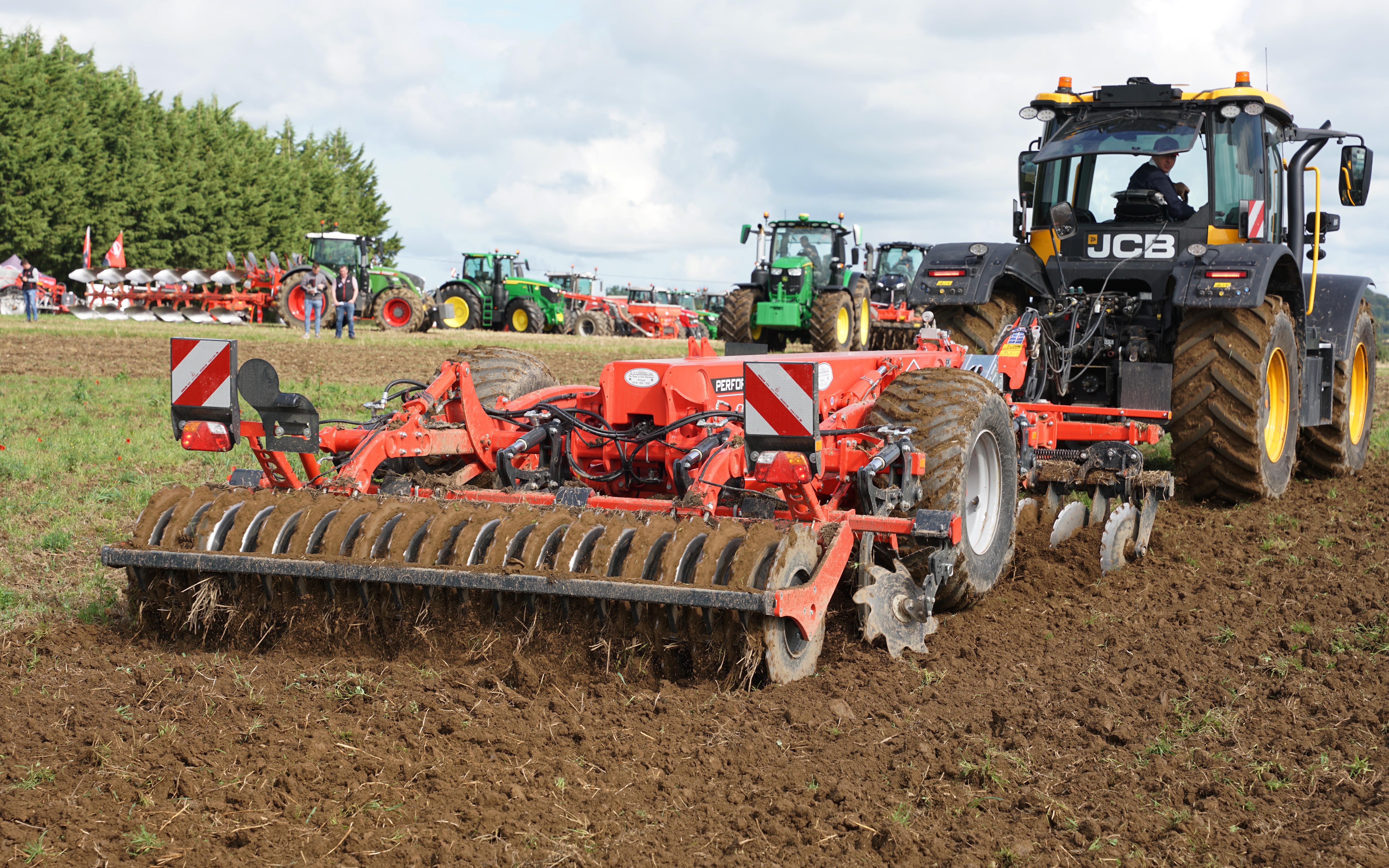 The Kuhn Performer combines the elements of the Cultimer discs and Optimer tines to create a one-pass implement for stubble