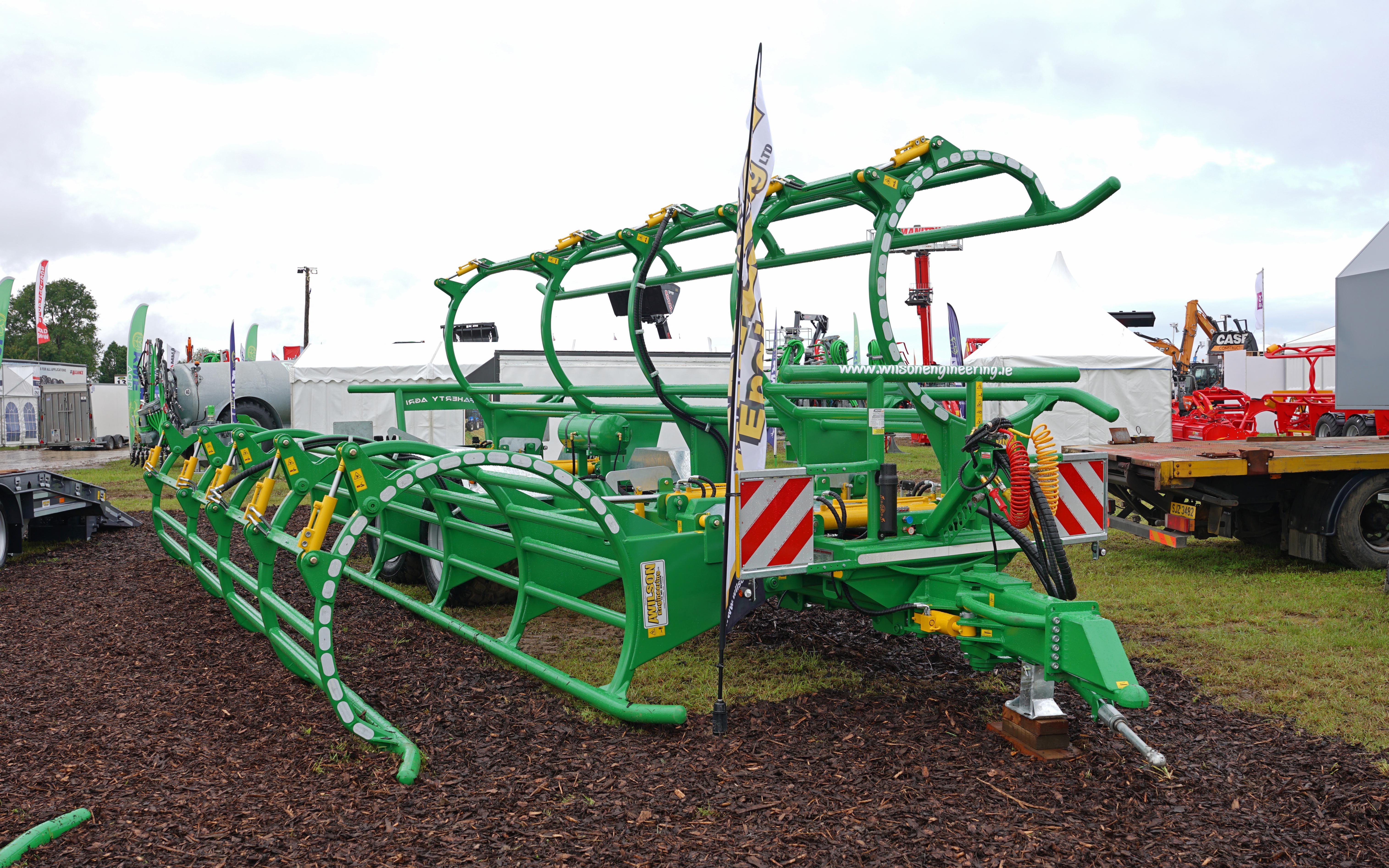 The latest bale trailer of Wilson Engineering features an adjustable hoop diameter.