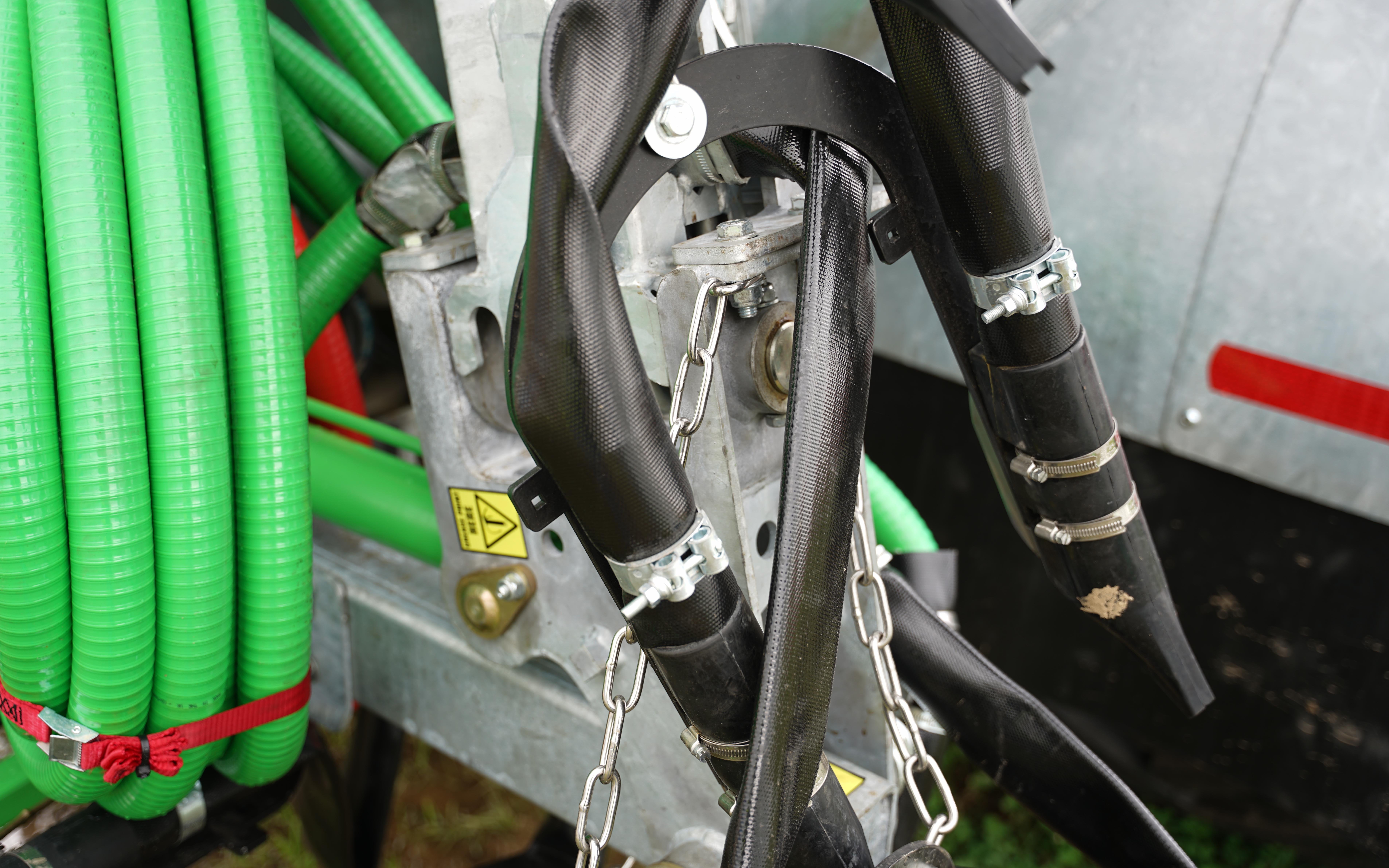 The U-shaped ground spring is a novel arrangement found on the KME application booms