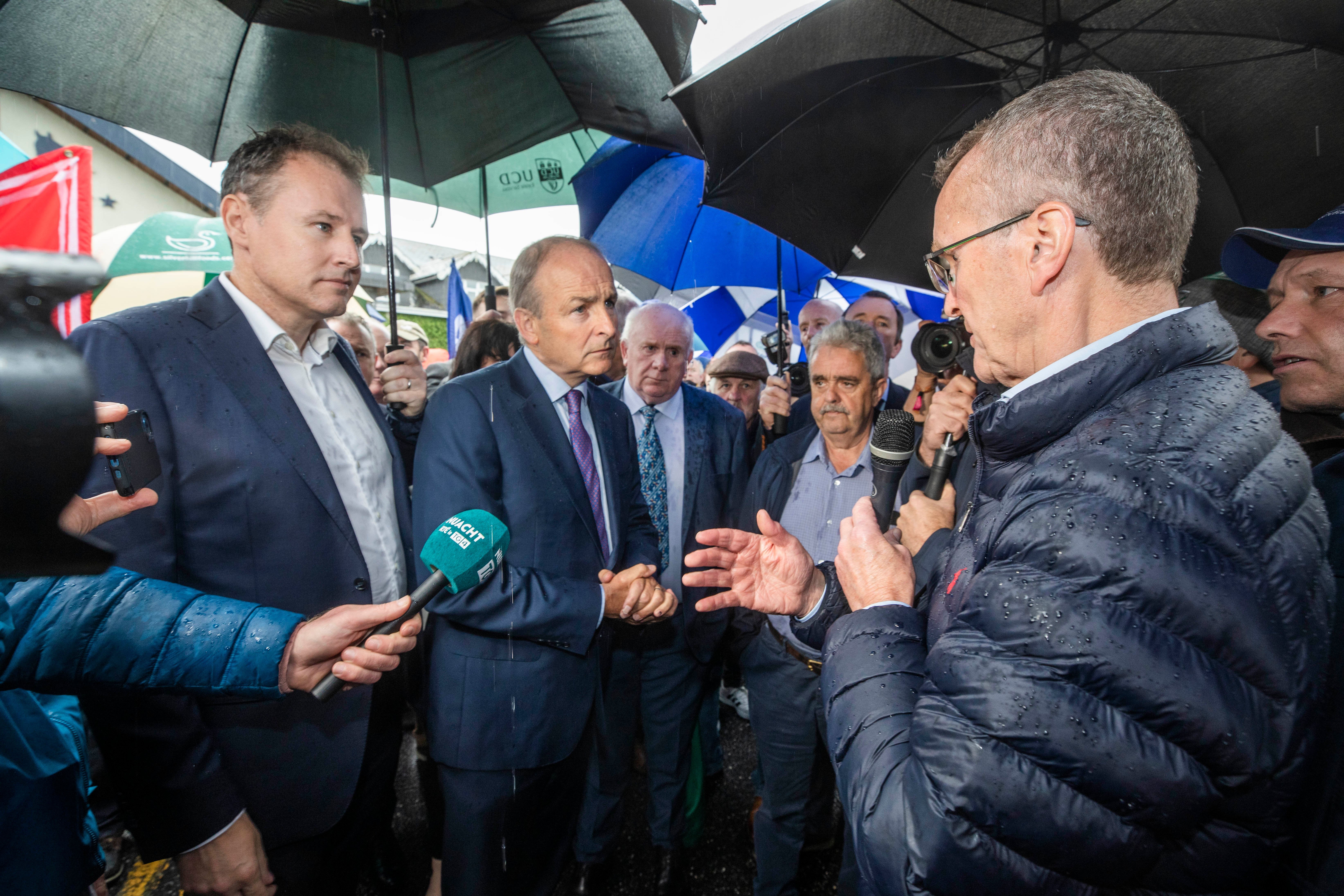 IFA president Tim Cullinan speaks with Tánaiste Micheál Martin at the protest today. Source: Finbarr O'Rourke