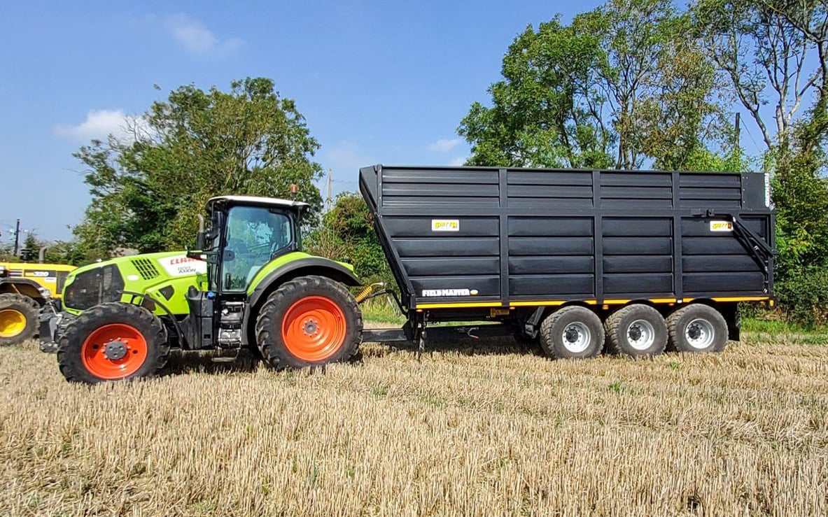 Besides the Jonh Deeres, there is a 2019 CLAAS Axion 800 with 50km/h transmission
