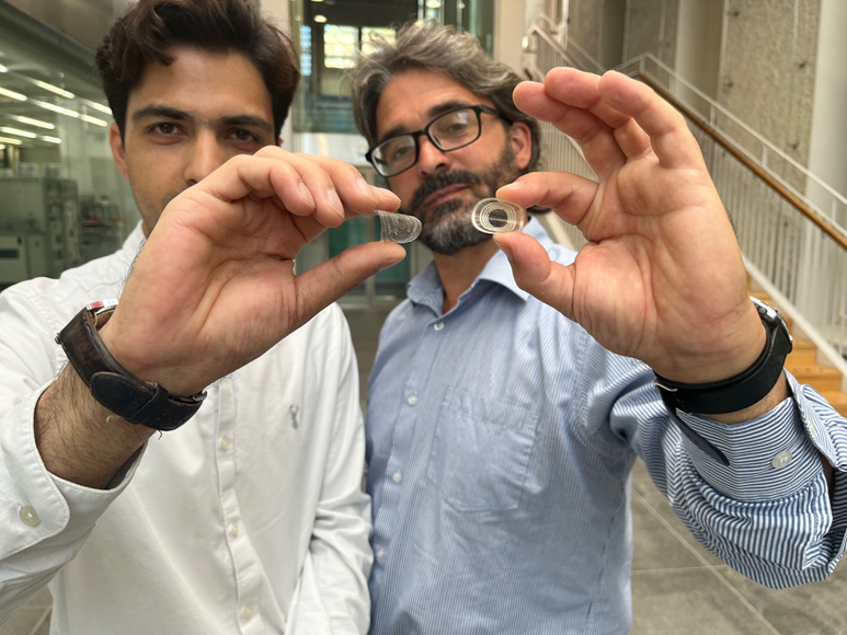 Nadeem Rather, the PhD student behind the wireless sensing technology and Brendan O’Flynn, Vistamilk principal investigator and research leader at Tyndall, with an example of the wireless antenna
