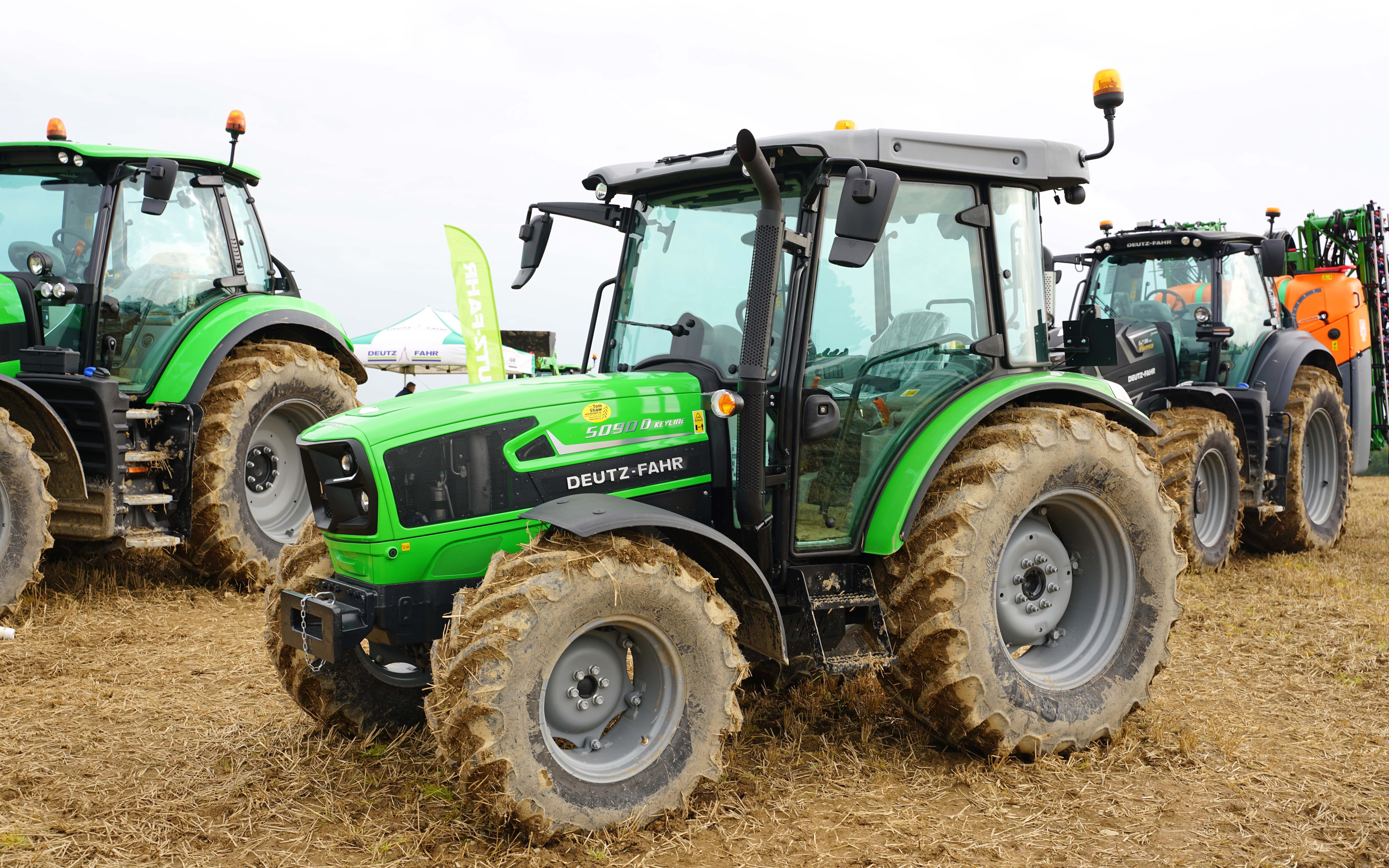 The smaller farmer is catered for as well with the 5 Series providing lower powered options. It may be fitted with either the PS or RC transmissions
