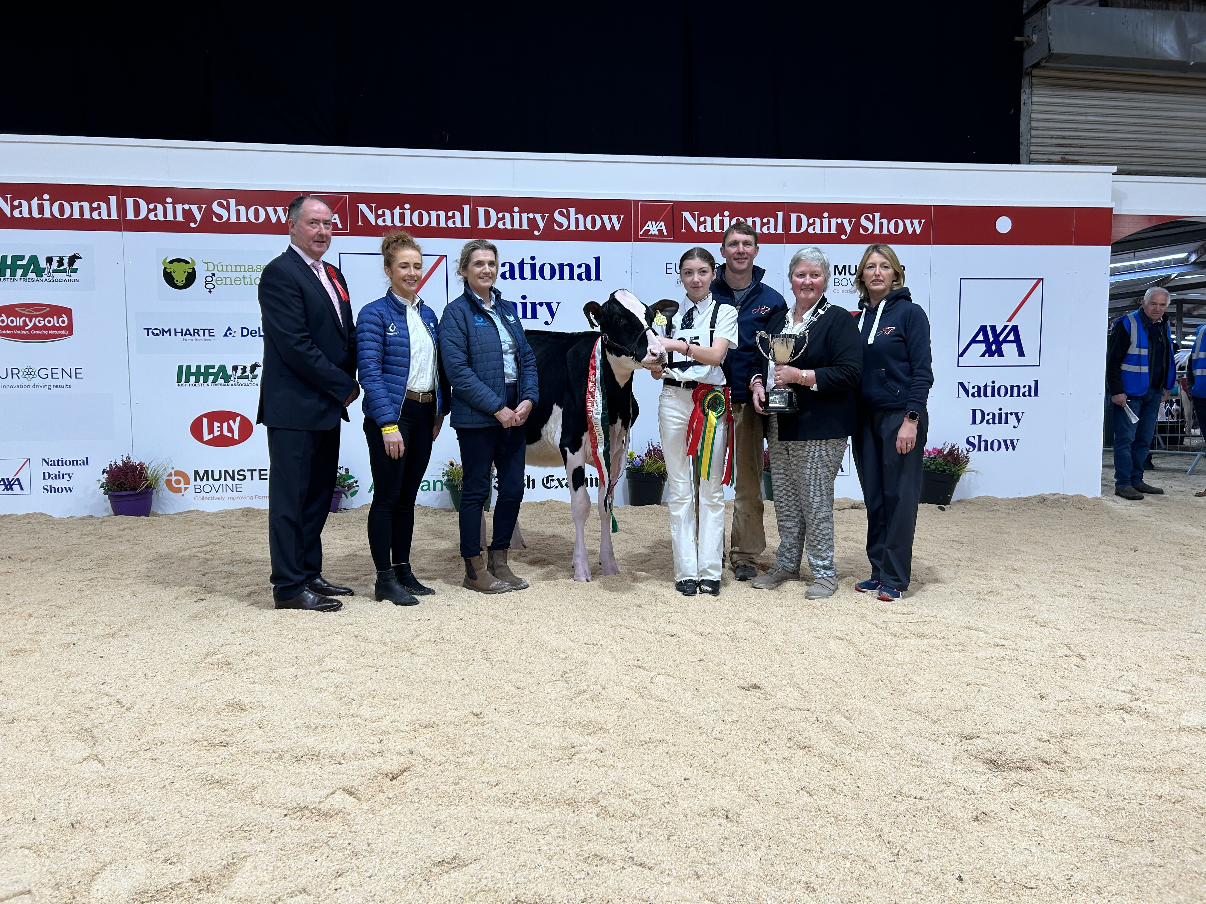 Judge Ashley Fleming, Catherine Heffernan MSD, Michelle Crowley MSD, Kate Jones with Hallow Alligator Carmen, Philip Jones, Ursula Forrest President of Cork Club and Linda Jones