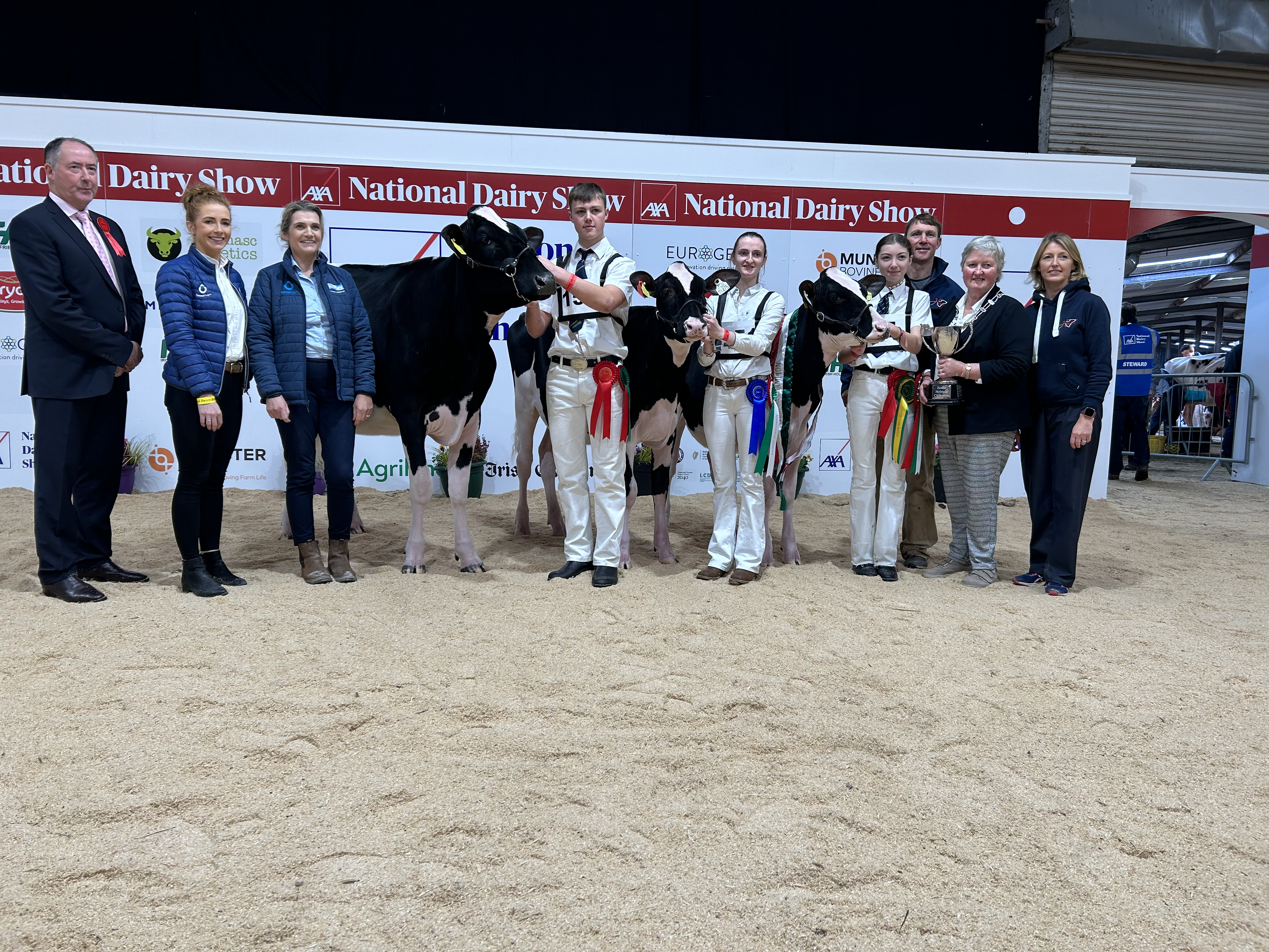 Judge Ashley Fleming, Catherine Heffernan MSD, Michelle Crowley MSD, Will Jones with Hilltara Diamondback Clevage, Andrea Rafferty with Jones Doorman Jasmine ET, Kate Jones with Hallow Alligator Carmen, Philip Jones, Ursula Forrest President of IHFA Cork club and Linda Jones